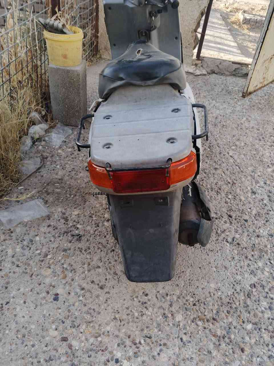 بيكم للبيع سعر 200 بيها مجال كلش قليل
 خاص او تصال *********** وتساب وتصال موجود 
 دراجه نضيفه وحلوه  مكينه ناعمه خرسه بيها خلل كلج امامي تعبان وجوين مال كابريتر مفطر اله تخنكه تشتغل كبل كابريتر جديده مابيها شي كله شغاله الباقي سلف هندر كيج بانزين عداد سرعه كله شغال لايت بك لايت اشاير حساس ستان كهربائي
