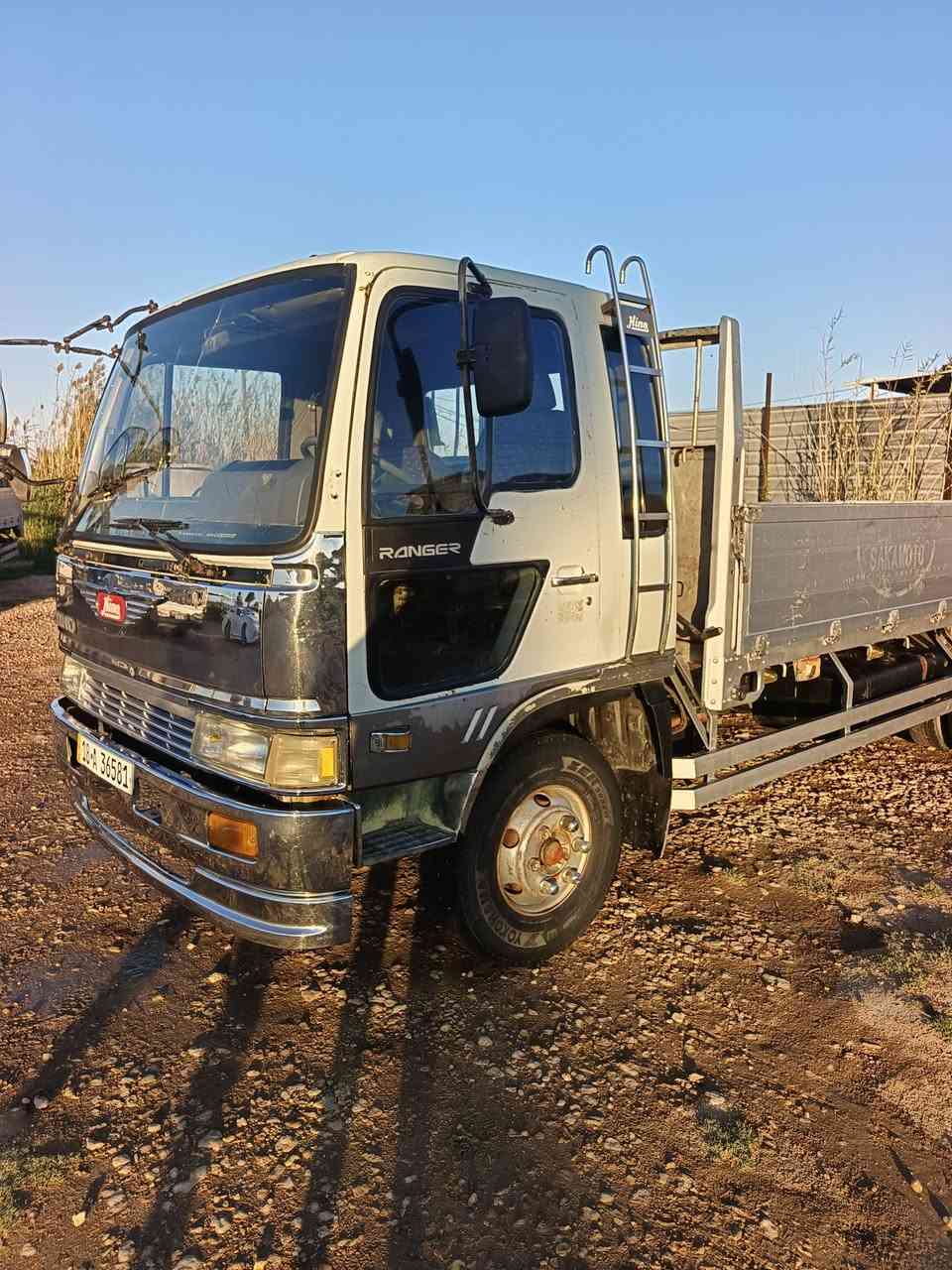 السلام عليكم هينو طيره موديل 93 رقم بابل مكينه 70عادي لا صرف ولا بخار بعده علسحك طول خمسه ونص شاصي مكفول سياره جديده مكان حله موبايل *********** ***********
