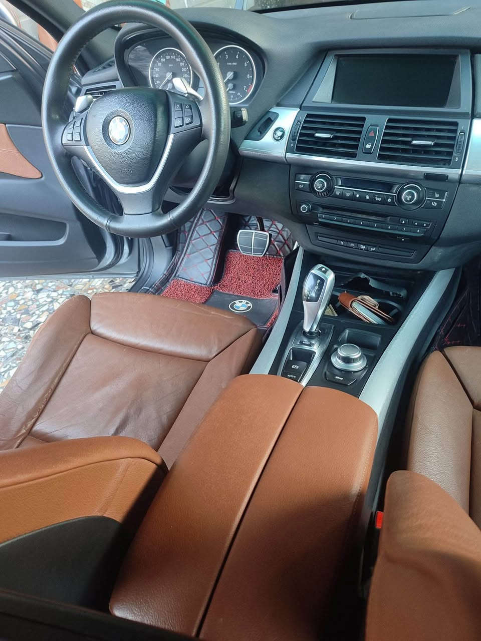 سلام عليكم
E70   X5   2007
سيارة 7 راكب 
سيارة مكفولة شرط محرك 8 سلندر 48  ومنظومة تبريد شرط مثل لاندكروز وتايرات رن فلات الامامية جوبلس خلفي بانوراما منظومة حساسات أمامية وخلفية كامرة كشنات امامية فول تحكمات ستيرن اكتف نص فره رياضي اوكس دبل سيدي شاشات 2 باتري جديد سيارة عليها ادامه كاملة حتى حجر صالنصة بيها لايت جديد منضومه زنون 
مراوس حسب القناعه 
***********
