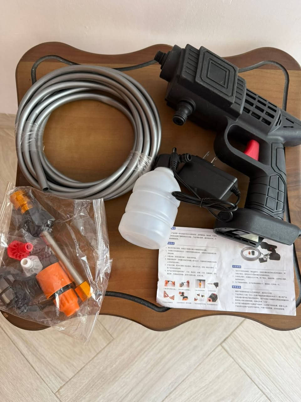 المنتج الموضح في الصورة هو مسدس غسيل سيارات يعمل ببطارية ليثيوم (lithium battery car wash water gun). 
الوصف: هو جهاز محمول لغسيل السيارات، يشتمل على مسدس رش وشهادة جودة ودليل تعليمات. يُنصح بشحنه بالكامل قبل الاستخدام.
سعره ٥٠


**إذا كنت صاحب هذا الإعلان وتريد حذفه لأي سبب، رجاءا أرسل رسالة إلى الدعم الفني**