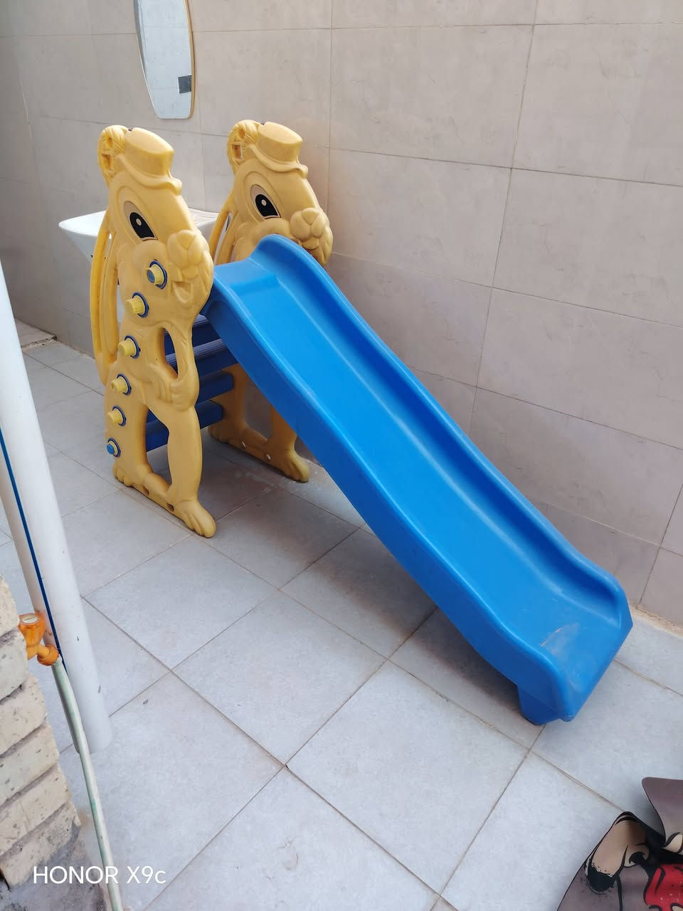 دراجه اطفال شحن وزحليقه الدراجه 45 والزحليقه 40بغداد زعفرانيه ***********
