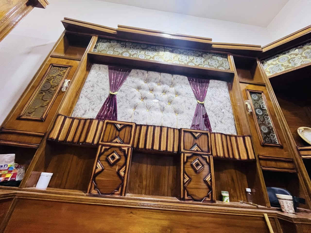 غرفة اخشاب للبيع السعر مليون و٥٠٠وبيها مجال المكان الصوفيه للاستفسار الاتصال علا الرقم ***********
