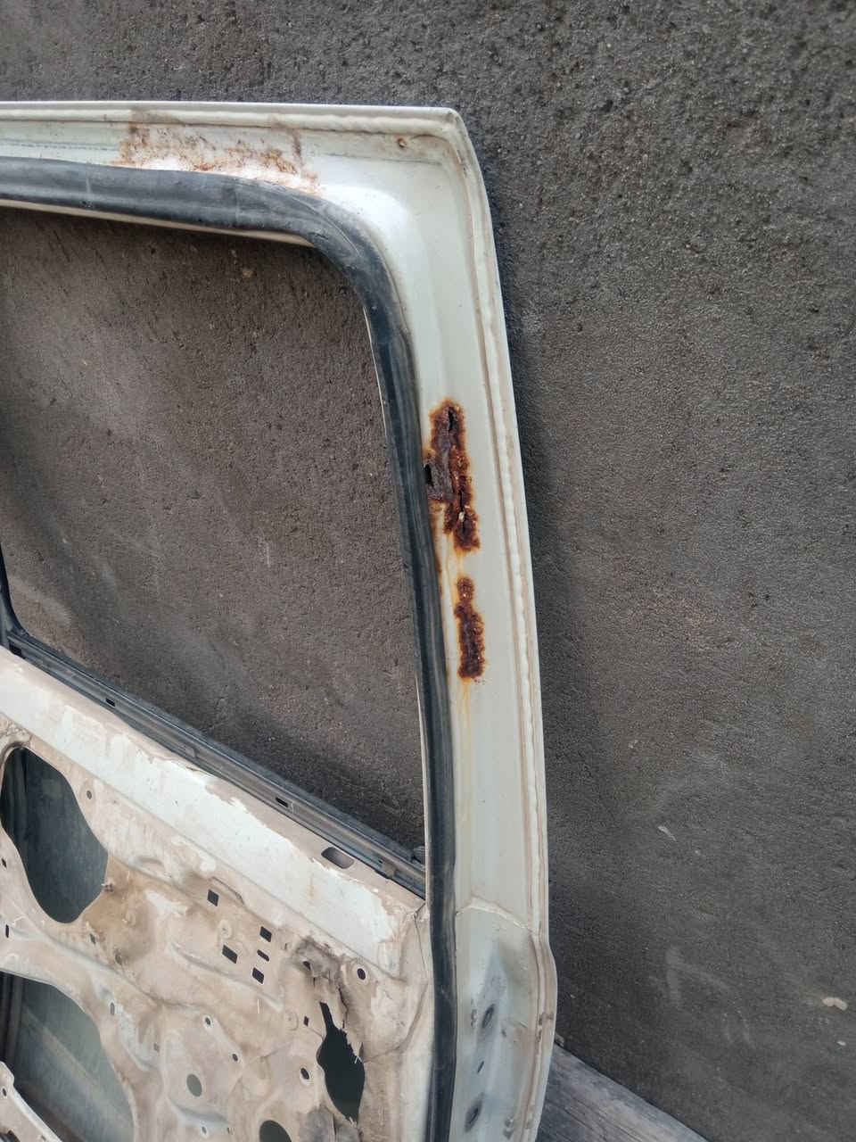 اسلام عليكم /بيبان تيوتا موديل تسعينات مع جاملغات السعر 250 وبيه مجال مكاني السماوه  الخضر /***********/***********
