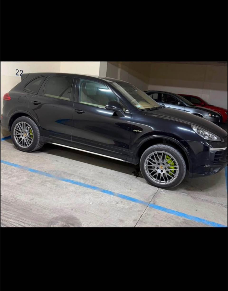 2017 Porsche Cayenne S
98500 km
3.6L Twin-Turbo V6 Engine producing 420 HP and 550 Nm of torque, 8-Speed Tiptronic S Automatic Transmission, All-Wheel Drive (AWD), Premium Leather Interior, Panoramic Sunroof, Navigation System, Power Tailgate, Front & Rear Parking Sensors, Rear Camera, Xenon/LED Headlights, and Sport Driving Modes.

📲 01120870709 مركز السادات, المنوفية


**إذا كنت صاحب هذا الإعلان وتريد حذفه لأي سبب، رجاءا أرسل رسالة إلى الدعم الفني**