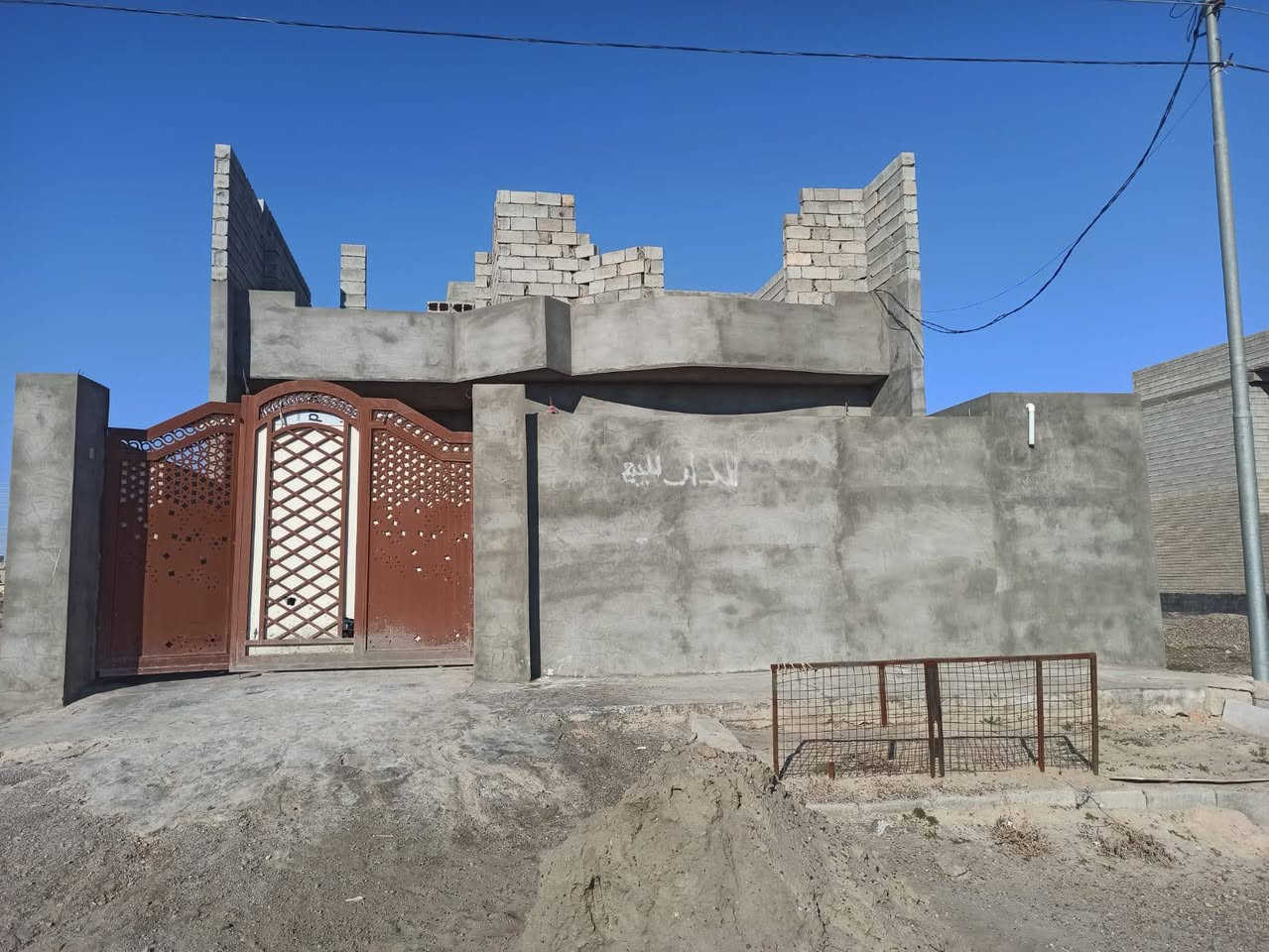 دار سكني للبيع 
سامراء حي اليرموك 
مساحته البيت ٢٥٠متر 
واجهه ١٠متر ونزال ٢٥متر طابق واحد 
والثاني واكف عل صب غرف نوم عدد ٣
وصاله ومطبخ وديوانيه وكراج وصحيات داخليه خارجيه 
للستفسار أكثر الاتصال على الرقم ***********
