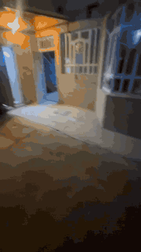 بيت للإيجار الشعب شارع الصحة 150 متر كراج ومطبخ ساحة درج صحيات استقبال كبيرة وغرفة نوم وبالطابق الثاني ثلاث غرف نوم وسطح سعر الايجار 700  الف للاستفسار ***********
