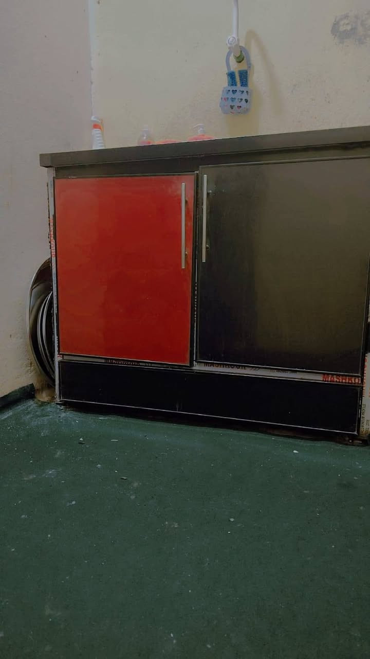 السلام عليكم كاونتر وسنك للبيع مثل ماواضح بصوره جديد 
سعر 150الف هاتف بي واتساب ***********
