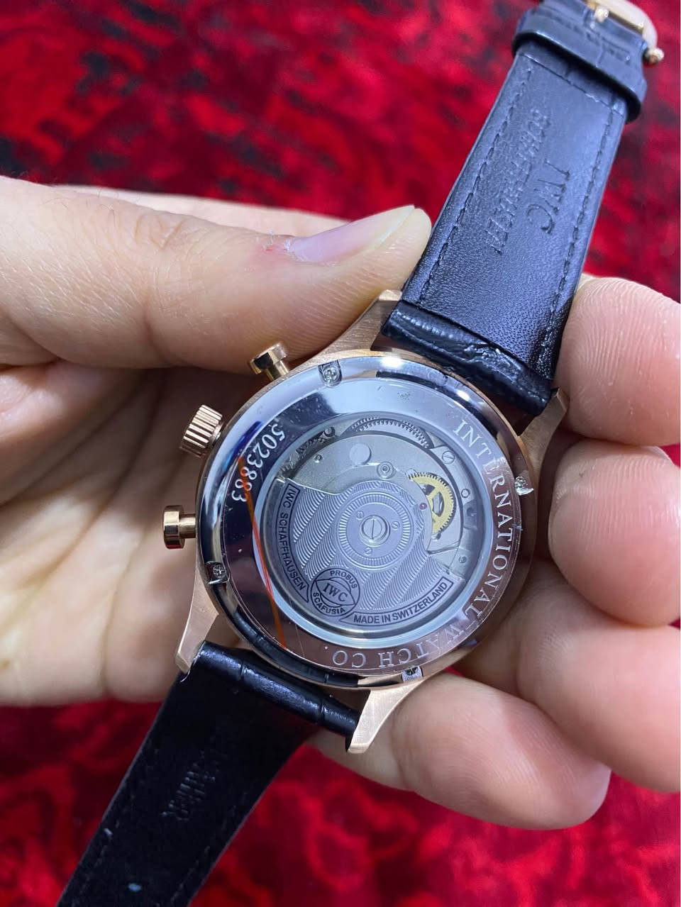 مارکە: IWC Schaffhausen.
• جۆر: ئۆتۆماتیک (بە جوڵەی دەست کار دەکات).
• ڕەنگ: فەریم لۆنی ئاڵتونی (Rose Gold) و قایشی ڕەشی جەلد.
• حاڵەت: زۆر خاوێنە و وەک لە وێنەکان دیارە مەکینەی دیارە.
• تێبینی دەربارەی کارکردن:
• سەعاتەکە خۆی زۆر بە جوانی ئیش دەکات و کاتی ڕێکە.
• بازنەی سەرەوەی کڕۆنۆگراف ئیش دەکات.
• تێبینی: بازنەی خوارەوە تەنها بۆ جوانییە و ناجوڵێت (ئەمە لە زۆربەی مۆدێلە کۆپییەکان وایە). بشدار, السليمانية


**إذا كنت صاحب هذا الإعلان وتريد حذفه لأي سبب، رجاءا أرسل رسالة إلى الدعم الفني**