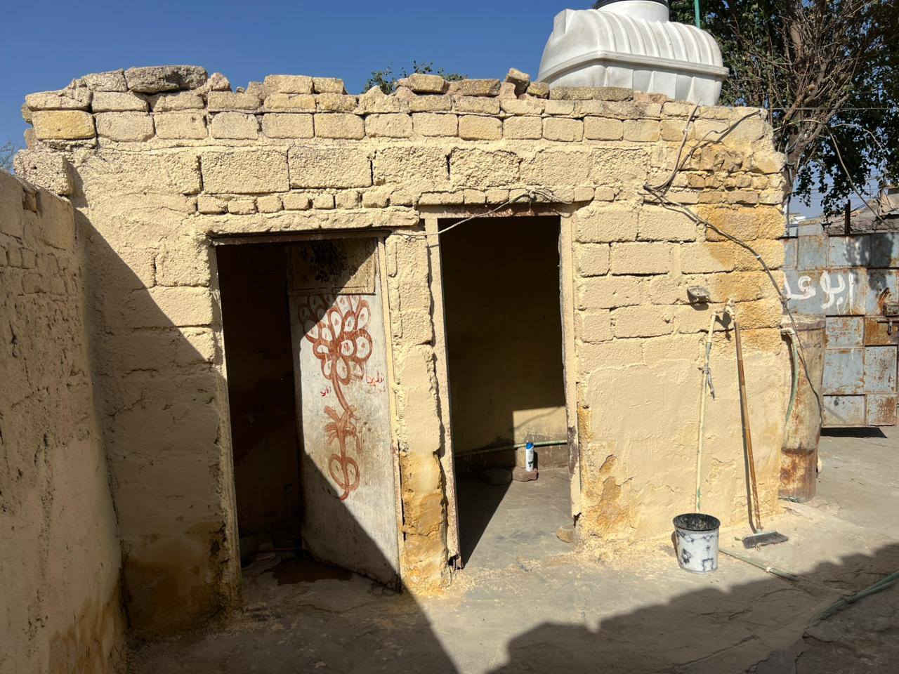 دار للبيع حواسم مساحه 400م مامعوض العنوان مغربه الاربع سايدات السعر 7500وبيه مجال قليل اتصال ***********مكلف بلنشر وهذا رقم صاحب الدار
