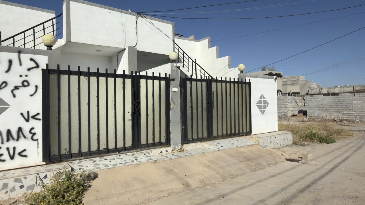 بيت 100 متر للأيجار في حي بدر بيه غرفة نوم ومطبخ واستقبال وكراج بيت جديد ماي وكهرباء وتبليط وقريب ع مقر الحشد ع شارع المزارع موقع مميز 250 الف ماي وكهرباء عليه 
للأستفسار ***********
