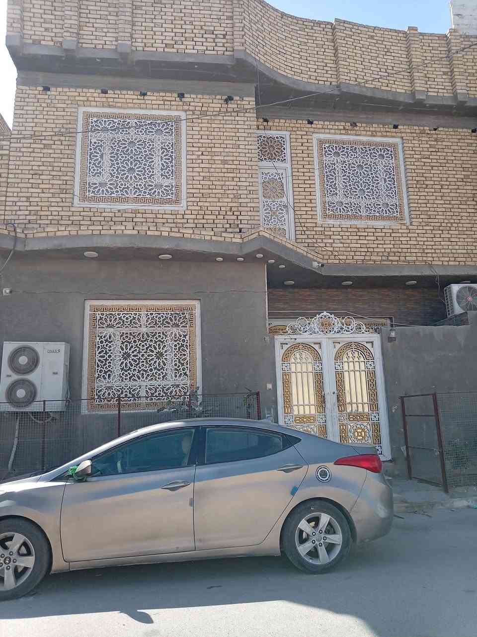 السلام عليكم بيت المساحة 100متر قرب السريع الطابق الأول يحتوي على غرفة واستقبال ومطبخ حار وبارد  وصحيات الطابق الثاني يحتوي على 3غرف نوم مع صحيات مع صالة مطلوب إسكان ***********خاص
