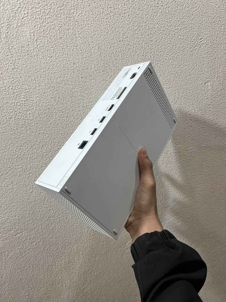 سلام عليكم بلي استيشن  نوعيه اكس بوكس سيرس اس جهاز نضيف كلش ما مستعمل اهواي  سعره 350وبي مجال حك الجيه رقم *********** مكان بغداد شارع فلسطين
