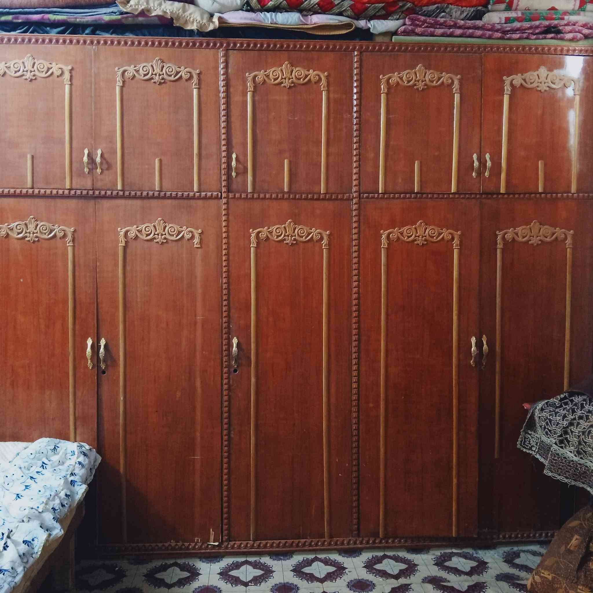 سلام عليكم غرفة نوم للبيع جاهزة مجهزة السعر 350 وبيها مجال للطبين المكان بغداد المعامل ***********
