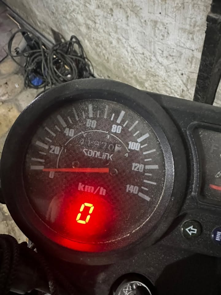 السلام عليكم دراجه سونلنك ماكس 150cc للبيع ممشه الدراجه 42 الف نضيفه ومحركها مكفول ابد ممفتوح وصل المعرض ب اسمي واتكفلها من كير مكينه سرقه اي شي تجي تاخذها من الباب سعرها 550وبيها مجال بيه ضربه ب التانكي مماثره بشي التفيده يراسلني ع الواتساب *********** المتفيده يعبر بهدوء
