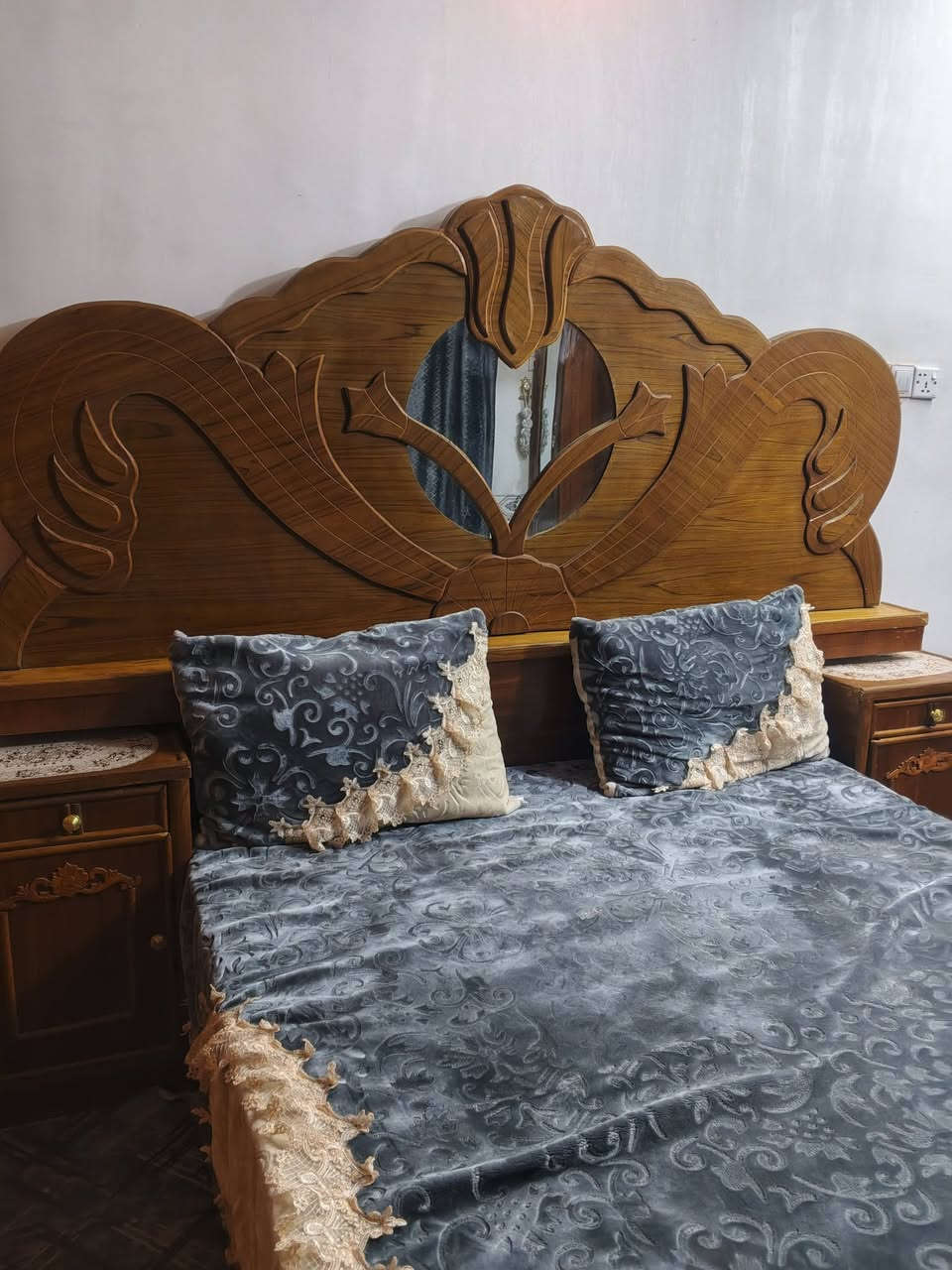 سلام عليكم ورحمت الله
غرفه خمس قطع نضيفات وحلوات كنتور ست ابواب درجه اوله طابقين والصور كدامكم النضافه خيرات الله مكاني طوريج والسعر واتساب
📞***********
