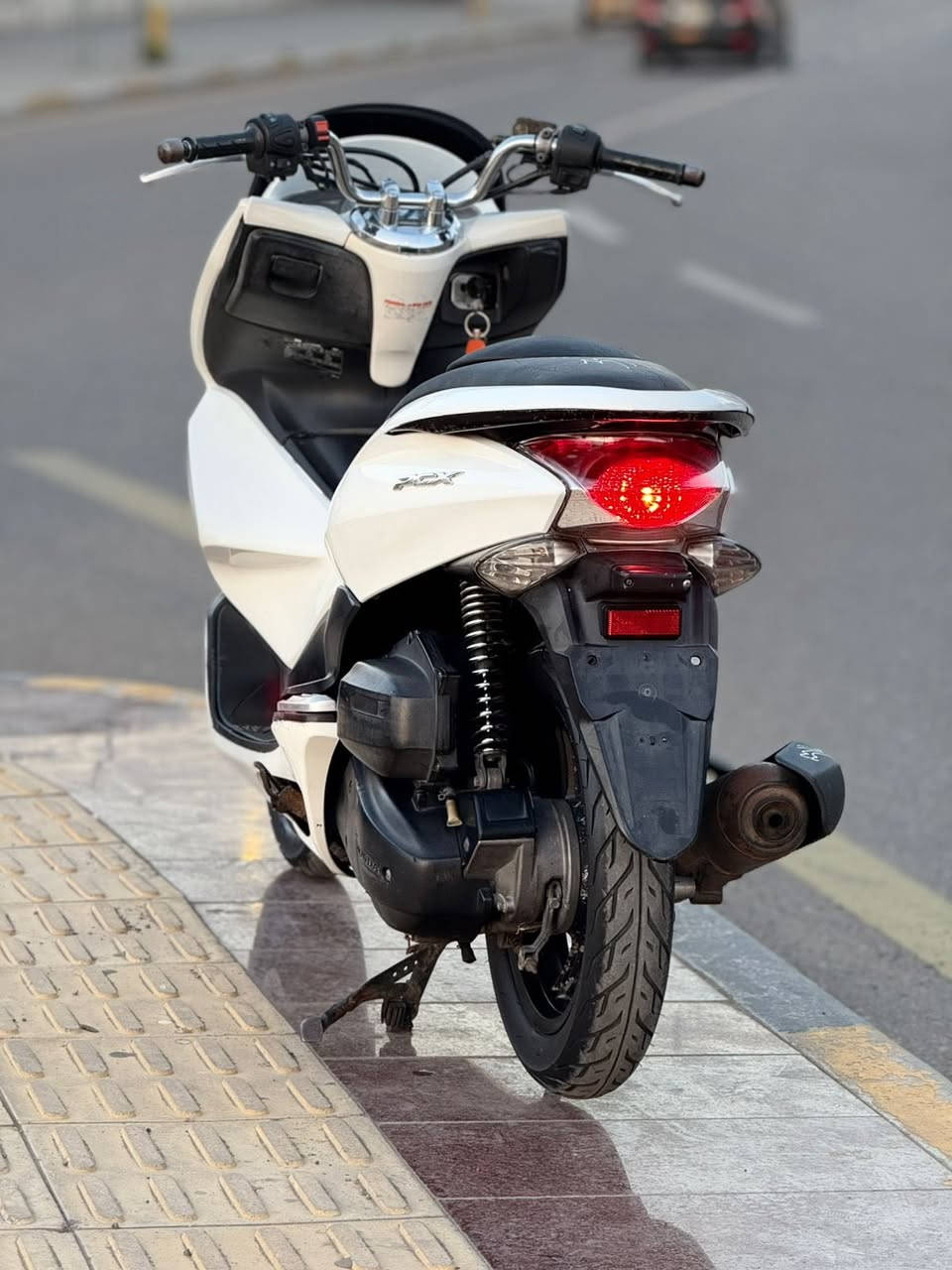 السلام عليكم للبيع دراجه pcxجيل الاول ياباني جديده لوك مكينه مكفوله كفاله عامه مال رمبه كفرات اصليه دراجه جديده سلعه معدل فول برغي ممفتوح بيه حساس زدحام ستان كهربائي اوراقه كامله. السعر ميلون250  وبيه مجال  العنوان بغداد الكراخ  الهاتف ***********  الأصل وبيك خير ودلل
