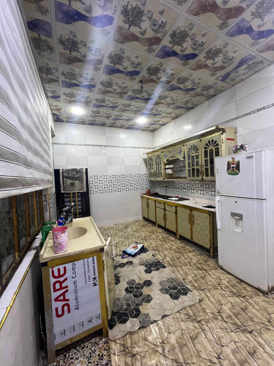 سلام عليكم بيت للبيع حي الحسين الحيانيه شارع الصنكر قرب المستطيل ) البيت بناء حديث طابو صرف طابقين يحتوي على 5 غرف وباقي المشتملات بيت جاهز لسكن  ركن مساحه 175 سعر المطلوب 155 الاستفسار اتصل ***********
