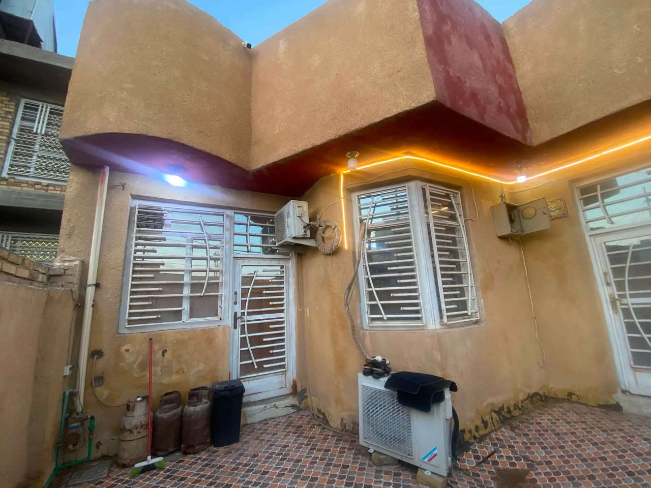 دار للبيع في منطقة الجمجمه الشماليه خلف محكمة استئناف بابل مساحة الدار 130 م طابو زراعي سند 25 طابق واحد يحتوي على 2غرفة نوم وحمام داخلي وخارجي وصاله وهول ومطبخ 
يباع الدار مع الاثاث 
للتواصل *********** اتصال او واتس اب
