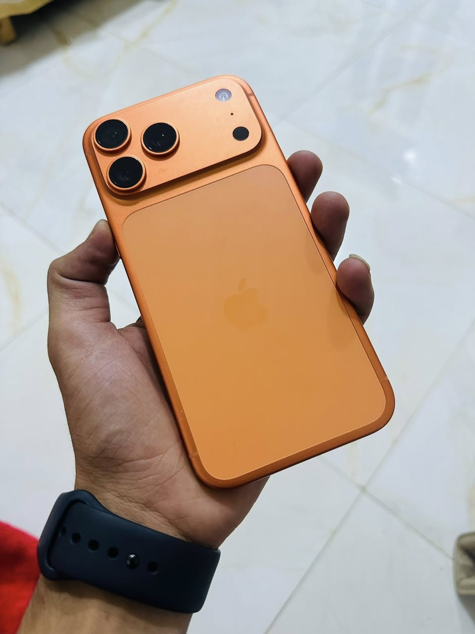 للبيع فقط ***********
17 برو ماكس 256 بطاريه 100 مشحون 65 فقط 
مبدل شاشه وفيس آيدي واكف 
بي طخه بشاصي اثر الوكعه 
سعره 1350 وبي مجال 
مكاني ديالى بعقوبه
