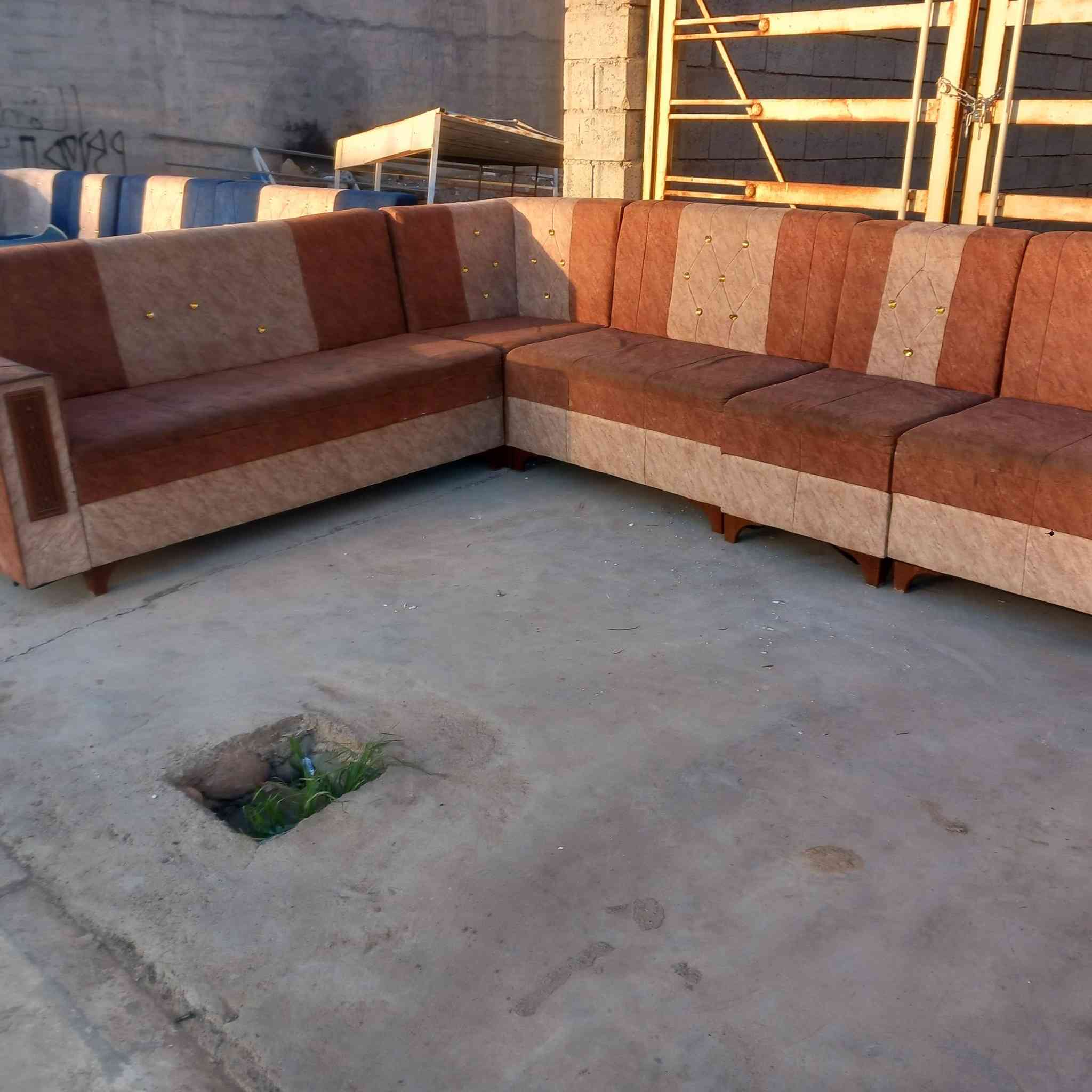 ديوان  عشر مقاعد  نضافه ٩٠ بالميه مع تغليف كامل  
اي استفسار اتصل برقم ***********
