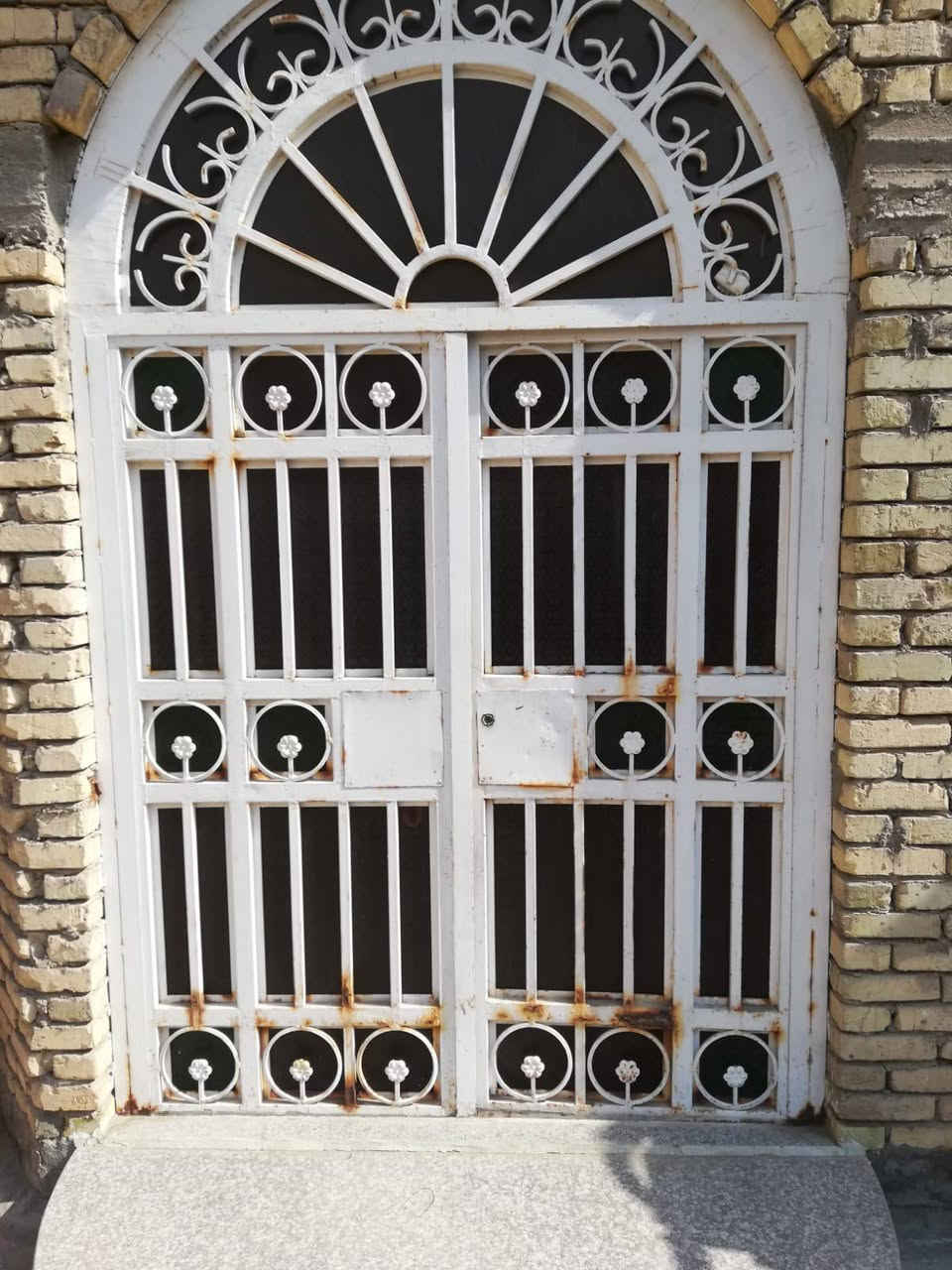 باب حديد قياس 280 عرض * 300 ارتفاع
شباك حديد قياس 180 عرض * 230 ارتفاع
شباك حديد 200 عرض * 150 ارتفاع
باب صاج مع الجرجوب نضيف جدا عدد 2 القياس 100 *210

***********
