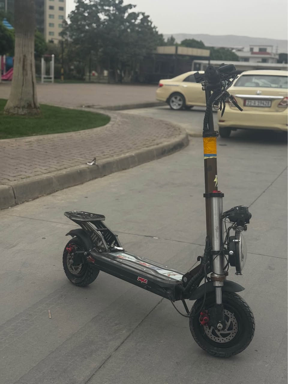 سکووتەر - لایت لێد - یەک ماتۆری ١٥٠٠ وات لەسەرە - خێرای ٥٥کم - بەرگری شەحنەکەی ٥٠ کم-  کوشنێکیشی لەگەڵە 
 
نرخ: 
ژ.ت/ *********** السليمانية, العراق
