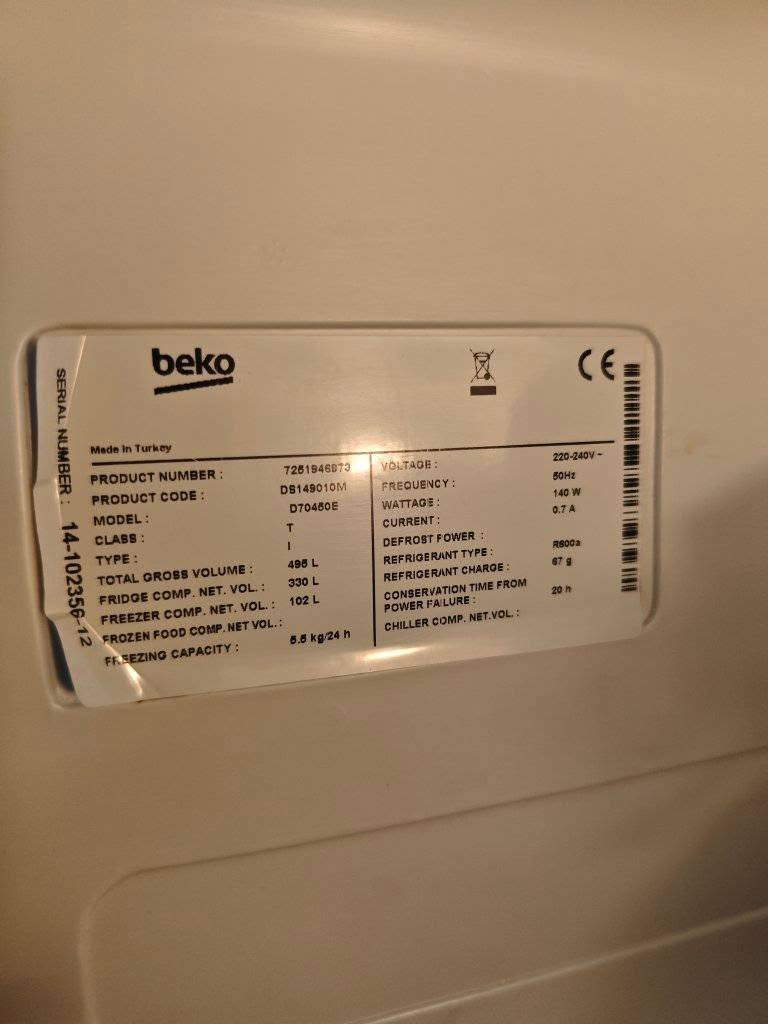 للبيع: ثلاجة بيكو (Beko) بحالة ممتازة
ثلاجة بيكو تركية الصنع، تتميز بتصميم عملي ومساحة تخزين واسعة، هادئة واقتصادية في استهلاك الطاقة.
المواصفات الفنية:
الماركة: Beko (صنع في تركيا).
الموديل: DS149010M.
السعة الإجمالية: 495 لتر (سعة كبيرة جداً).
سعة الثلاجة (الصافية): 330 لتر.
سعة الفريزر (الصافية): 102 لتر.
الأبعاد: تصميم طولي ببابين (فريزر علوي).
اللون: فضي (Silver) بتصميم عصري.
المميزات التقنية:
تعمل بنظام تبريد فعال (نظام مروحة داخلية لتوزيع الهواء).
غاز التبريد صديق للبيئة (R600a).
قدرة تجميد تصل إلى 5.5 كجم في الـ 24 ساعة.
تحفظ البرودة لمدة 20 ساعة في حال انقطاع التيار الكهربائي.
الحالة:
الثلاجة نظيفة جداً من الداخل والخارج (كما هو موضح في الفيديو والصور).
الإضاءة الداخلية والرفوف بحالة ممتازة وسليمة بالكامل.
للتواصل والاستفسار ***********
السعر على الخاص
