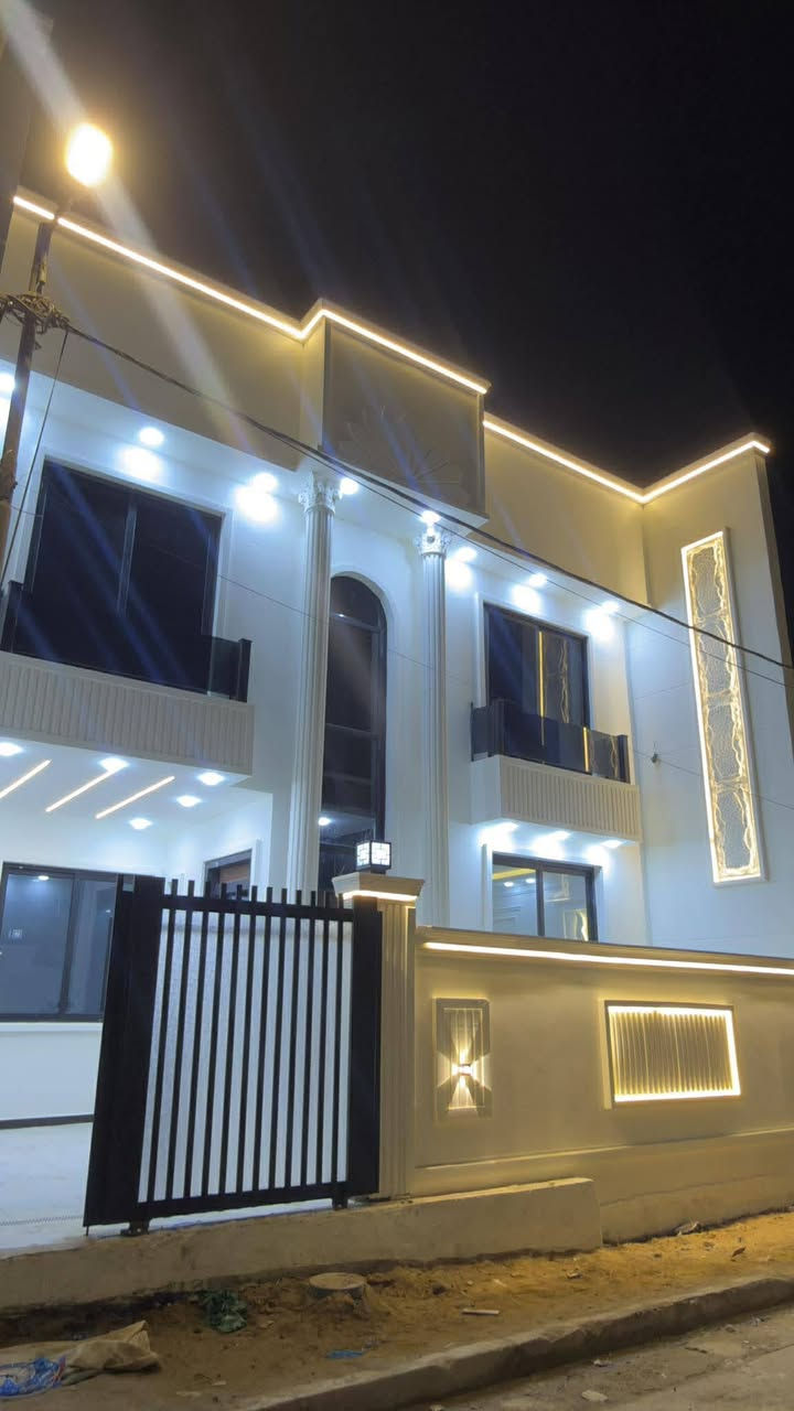 دار سكن للبيع طابو صرف
ديوانية
حي الجامعة _قرب شارع 20تجاري _مقابيل المتنزة

📐 المساحة: 200 M

🏢 طابقين – بناء حديث درجة اولى

📏 واجهة 10 M × نزال 20 M

✨4غرف نوم مريحة

✨صالتان فخمة بتصميم عصري

✨غرفة استقبال +مدخل

✨مطبخ حديث بتجهيز كامل

✨كراج سيارة

✨3مجموعات صحية

🏗️ مواصفات بناء عالية الجودة:

▪️ أساسات كونكريت مسلح (رفت) + سقف كونكريت

▪️ بناء طابوق 9 إنج

▪️ حديقه وشالات داخليه

▪️ شبابيك وأبواب ألمنيوم تركي PVC عازل

▪️ أرضيات مرمر تركي فاخر للطابق الأراضي 

▪️ أرضيات بورسلين للطابق الثاني

▪️ أبواب خشب تركي أصلية + أبواب قاصة

▪️ جبس بورد نقشات مغربية مع سحبات 

▪️ منظومة كاميرات مراقبة حديثة

▪️ منظومة غاز متكاملة

▪️ خط مولد كهرباء

▪️ ماطور ماء + خزان ماء+سخان ماء

▪️ صحيات ومغاسل حديثة

▪️ سيراميك لوح مطبخ صحيات

💎 مميزات العقار:

✔️ بناء حديث – غير مسكون

✔️ تشطيب موديل عصري

✔️ موقع ممتاز 

✔️ جاهز للسكن الفوري
                      مراجعة
مكتب مهدي العتابي للعقار ديوانية الجزائر مقابل فندق برج الامراء
للاستفسار *********** مهدي العتابي 
           *********** حيدر الفتلاوي
           ***********
