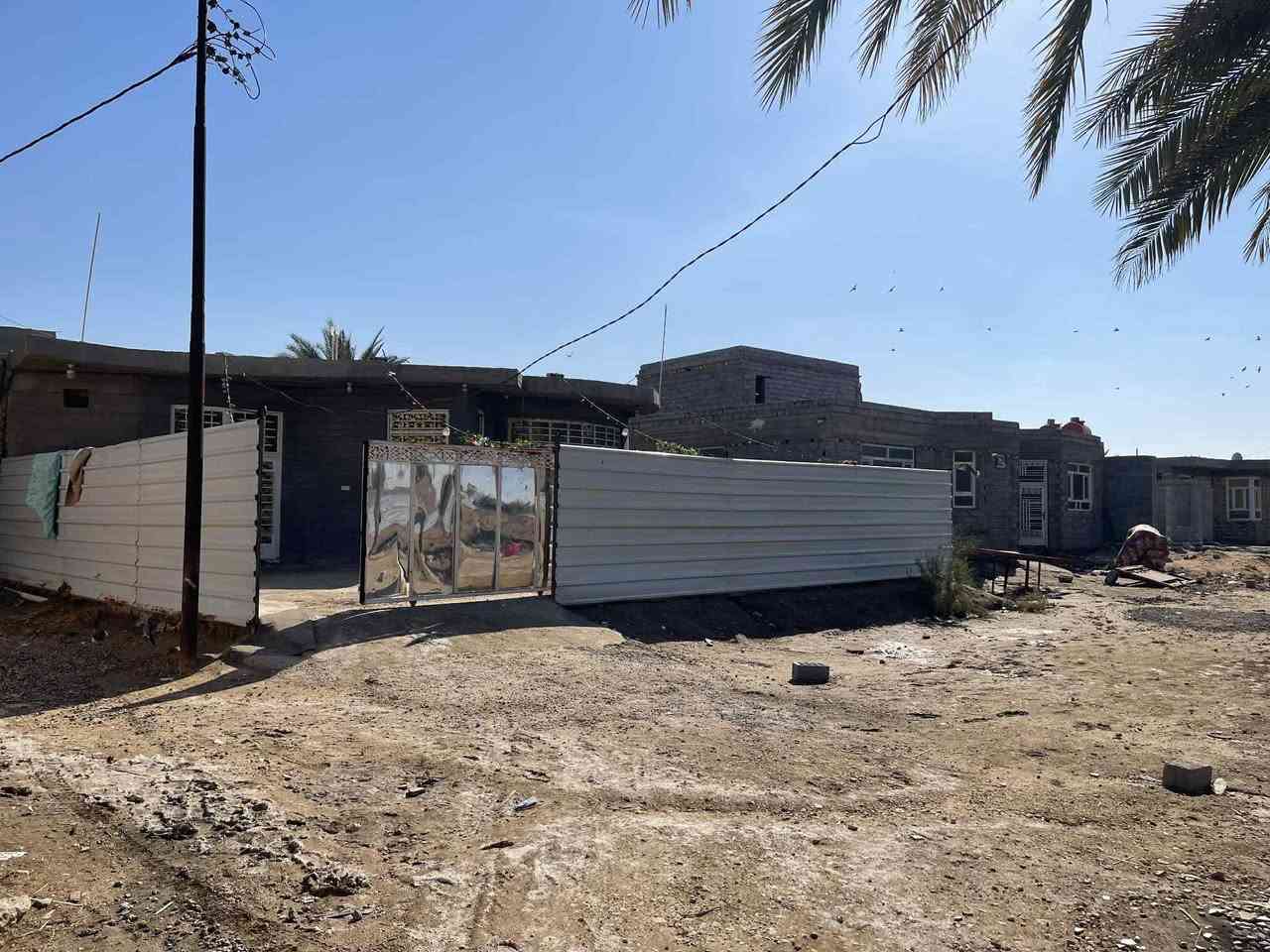 سلام عليكم دونمين ونص للبيع مع اربع ابيوت والخامس هيكل تبعد عن طريق حلّه كربلاء ٢٥٠ متر العنوان حله ابي غرق 
للاستفسار الاتصال ع الارقام 
***********
***********
