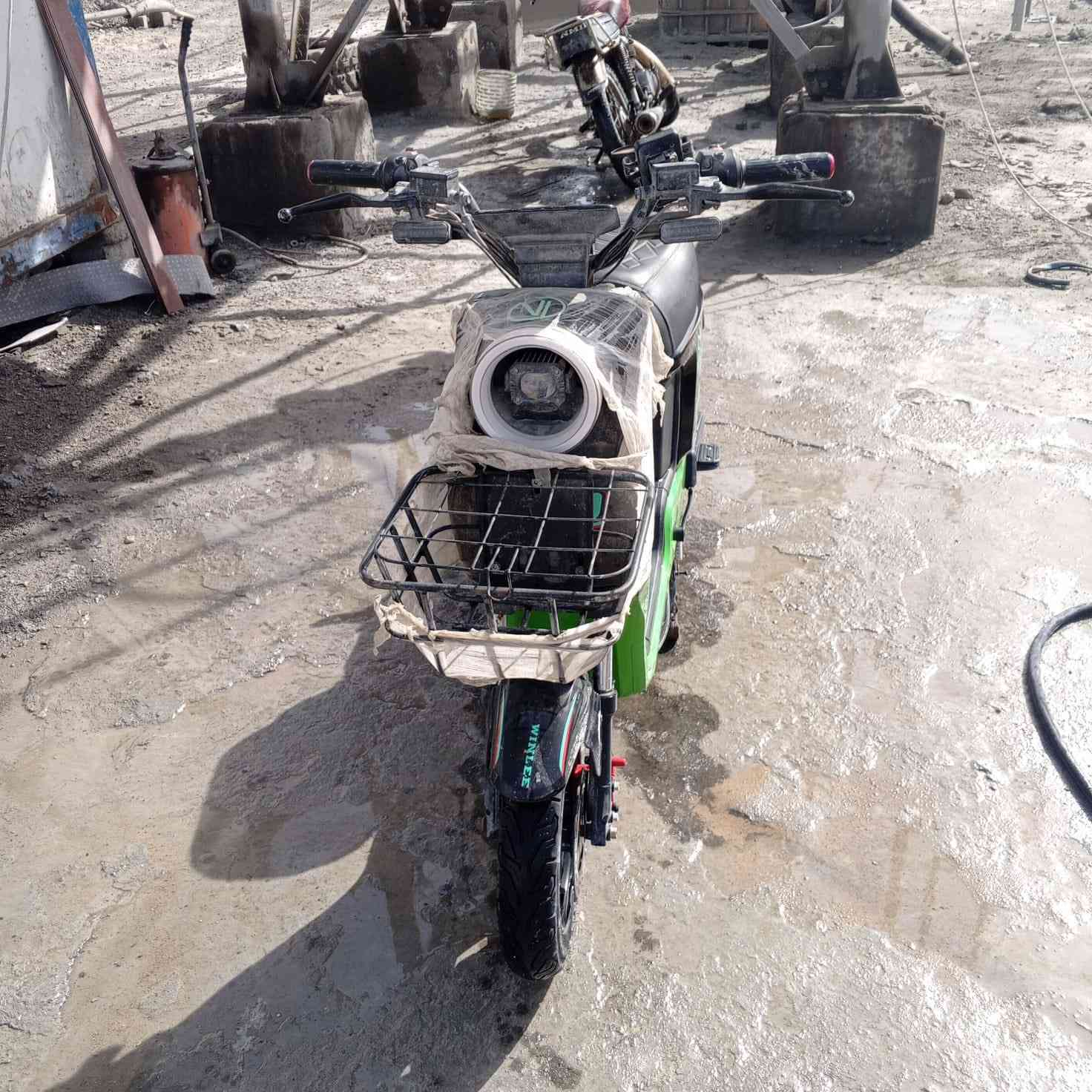 دراجه R9 البيع مديل 2025  دراجه نضيفه السعر 400 او بيه مجال المكان البصره ابو الخصيب رقم الهاتف ***********
