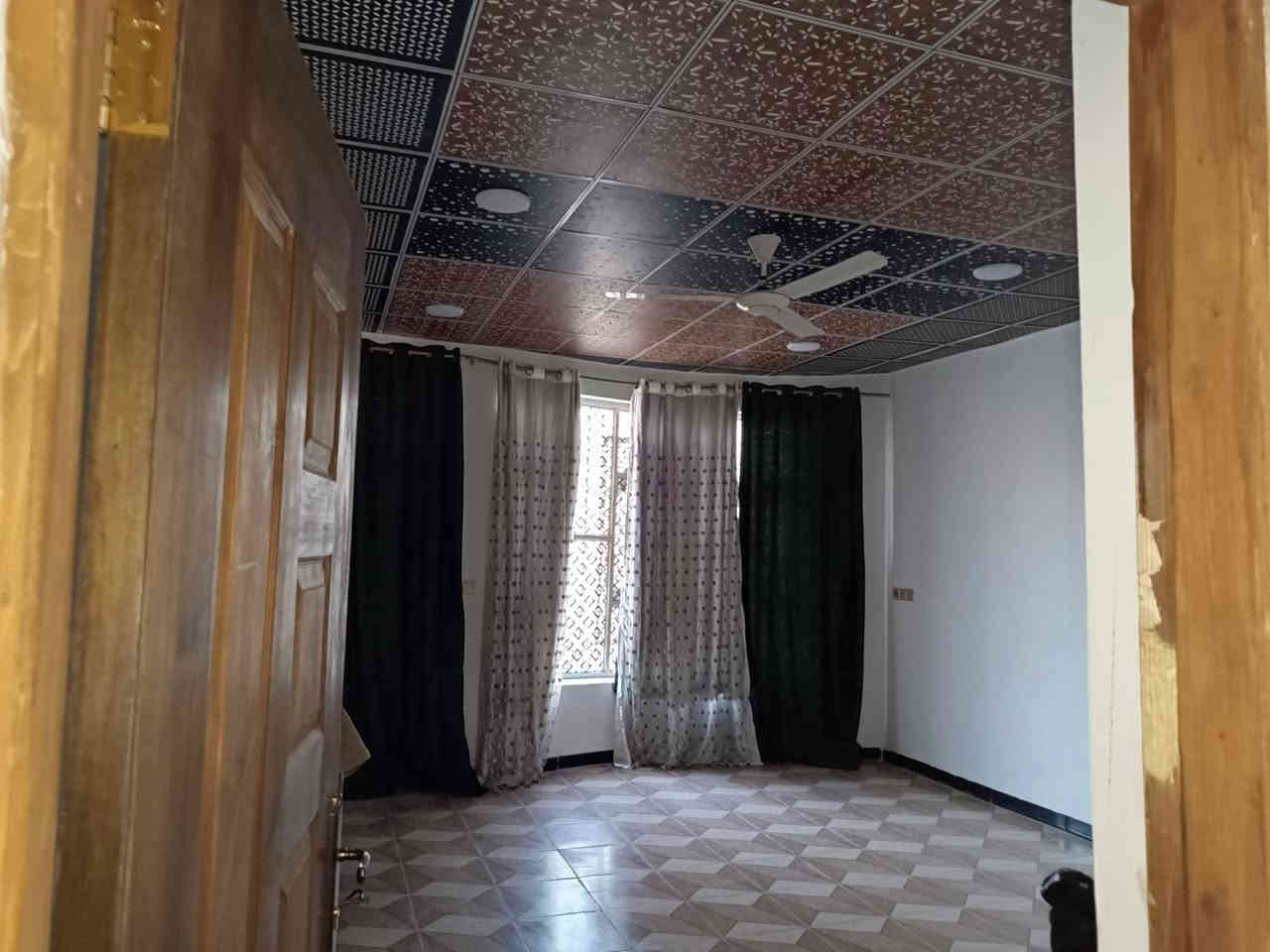 السلام عليكم بيت للبيع في السلاميات 100م طابقين يحتوي على ثلاث غرف نوم واستقبال ومطبخ وحمام فوك وحمام جوه  والبيت امئجره حالين رقم القطعه 286 لاستفسار أكثر الاتصال او واتساب على الرقم ***********
