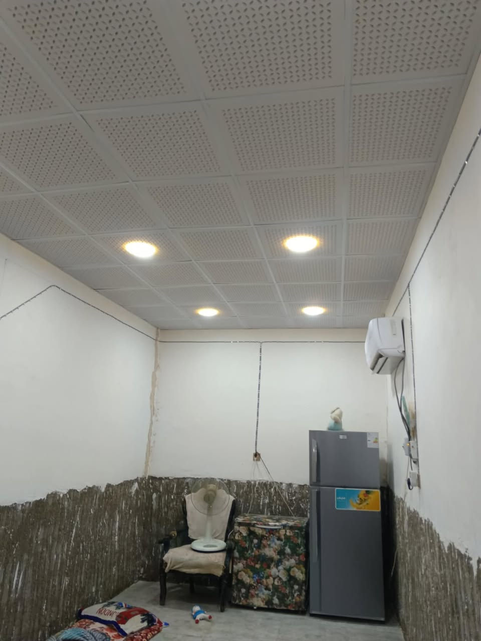 دار للبيع مساحة ١٠٠متر غرفه وصاله ومطبخ واستقبال حمام داخلي تواليت خارجي البيت بناء بلوك السكف عكاده تفاصيل الدار كله بالمنشور موقع البيت شارع رقم ١٨  البناء حديث الجوارين ذهب صافي  السعر ٢٥ وبي مجال قليل ***********
