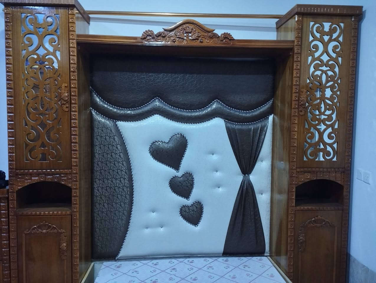 السلام عليكم
غرفة نوم للبيع شرط خشب ثقيل رقم واحد مكون من خمس قطع 
السعر 1450وبيها مجال سعر النقل وبالحقيقة الخشب اجمل من الصورة 
الشراي يتصل هذا رقمي ***********
