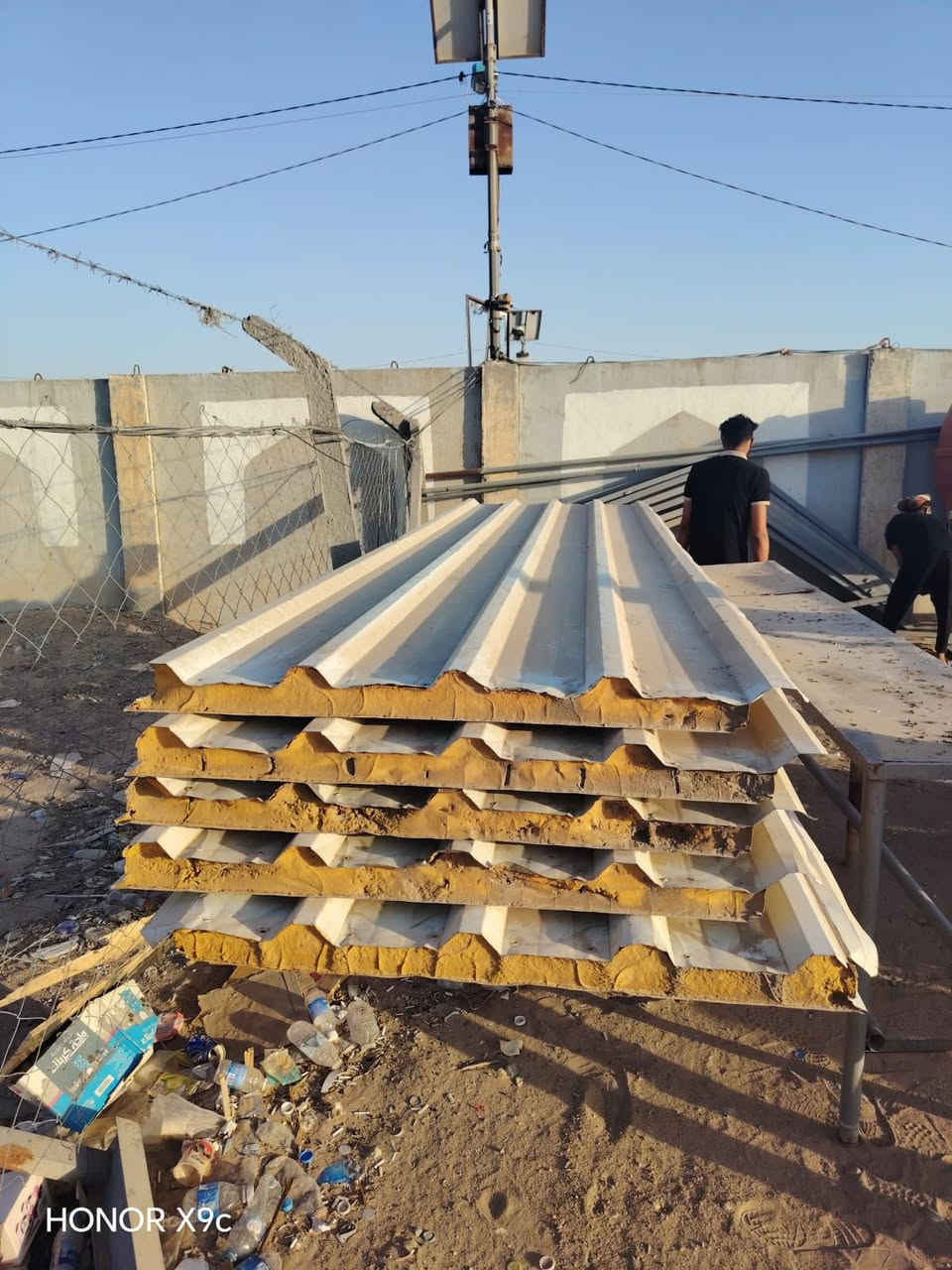 سندويشات للبيع  الصباح القديم المضغوط المتر ب8قفل مابي لاخسف لاشي ومشدود مره وحده فقط الطول 4امتار ونص ***********

