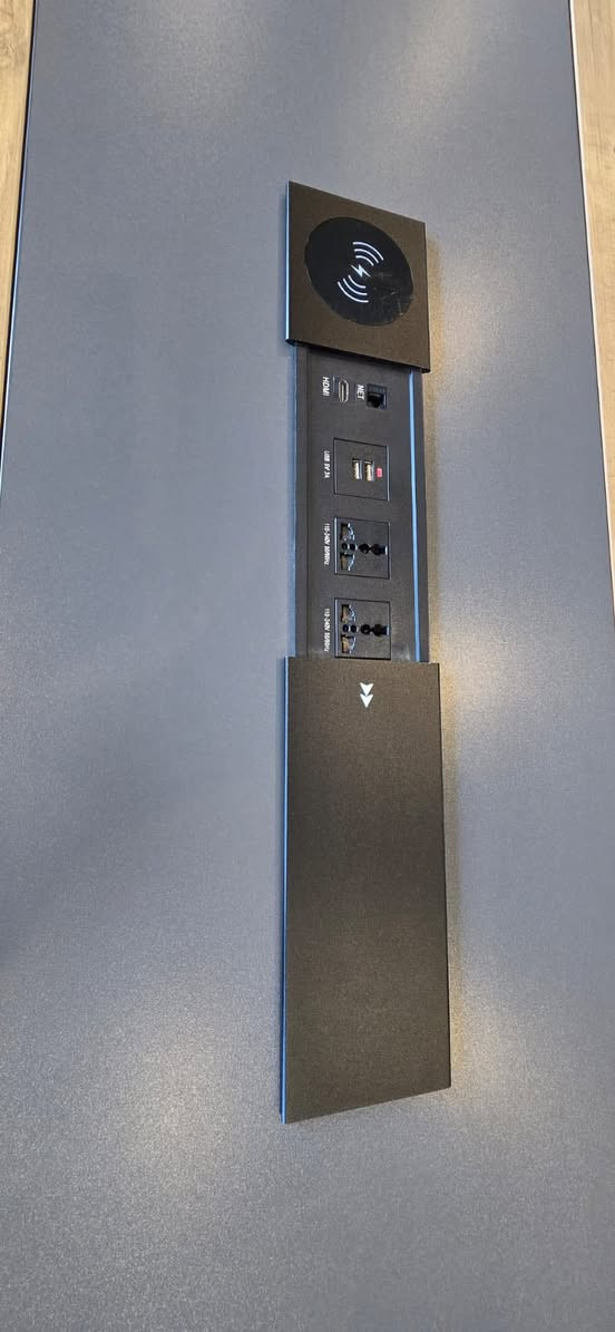 ميز اجتماعات مستعمل  من شركة العالمية
قياسات الميز ( عرض 160cm 
ارتفاع 75cm
طول 520cm)

ممكن تقليل الطول بازالة القطعة الاولى او الاولى والاخيرة 80او 160سم

0771 866 8877

العنوان / بغداد القادسيه
