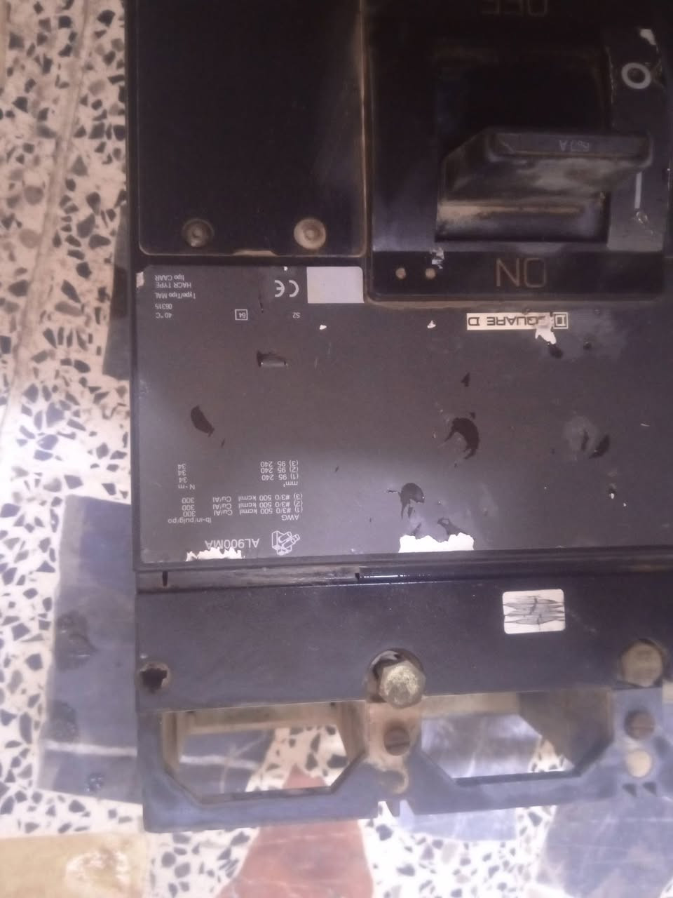 سلام عليكم قاطع امبيريه كل فيز يحمل 600امبير ويفصل تلقائي للحالات الطارئة سعره300وبي مجال مكان زيونه ***********
