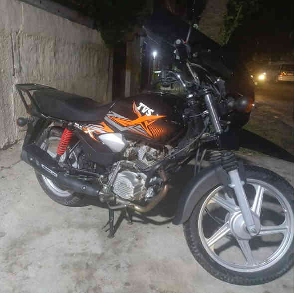 دراجة TVS ياباني اصلي مكفولة كافلة عامة
برغي ممفتوح بيها جيب فيتر وتعال افحص 
دراجة مال رنبة ناعمة كلش متسمع صوت المحرك 
دراجة بعدهي ضمان شركة ماشية 3000 مال سحك دراجة 
كفرات ختم واحد أوراق كاملة بأسمي مرقمه بغداد الدراجة 
سعرها مليونين ونص الف وبيه مجال بسيط 
عنواني/بغداد حي العامل 
هاتف:***********
شراي اتصل
