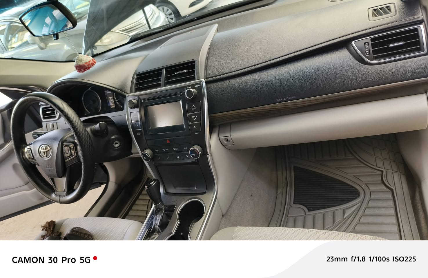 كامري موديل 2016 للبيع سعر 147$ بيها مجال قليل ضرر فقط راس الجاملغ اقل من شبر فقط هزه سنوي رقم كلها جدد رقم اربيل دولي شرط التحويل تريد وكاله  مكاني اربيل الاتصال على *********** 
شرط محرك گير سيارة كلها بشرط ماتصرف عليها دينار
