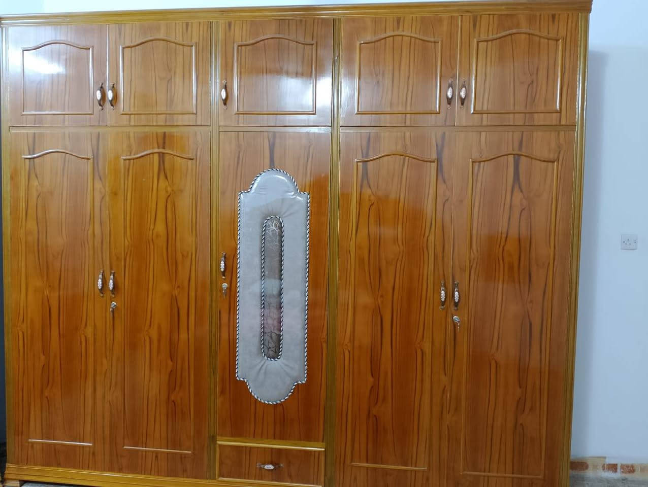 غرفة نوم جديدة خشب صاج نستخدمه خمسه أشهر السعر مليون ومية وخمسين وبيها مجال الاتصال عل الرقم ***********
