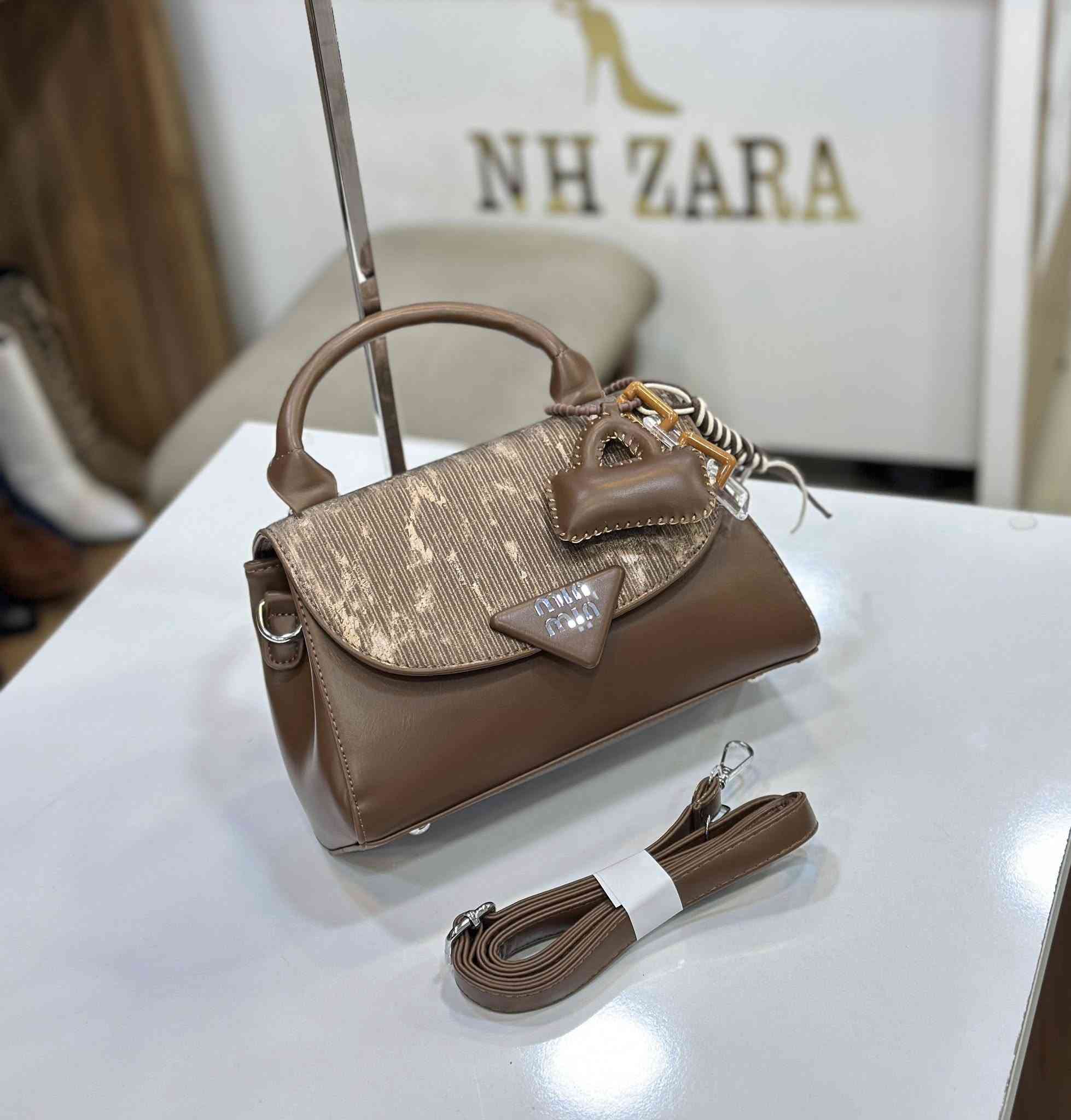 وجبة جديدة من الحقائب البناتية👜💼🌸🥰
جميع الموديلات حجم وسط جلد طري ✅🌺

السعر مكتوب اسفل كل صورة 💵👇👇

الموصل / الزهور - مجمع عزيز فتحي ط3 🌹

التوصيل داخل الموصل الفين دينار فقط 🚗🚕

التوصيل للاقضية والنواحي والمحافظات 5 الاف🚗🚕

المحل مفتوح يوميا من 11 صباحا الى  10 مساءا 🙏🌺⏰

لطلب التوصيل يرجى ارسال :
- صورة الموديل مع ذكر اللون والقياس 👝🧳👠👞👟
- اسم الحي مع اقرب نقطه دالة 🏡
- رقم الهاتف ☎️


**إذا كنت صاحب هذا الإعلان وتريد حذفه لأي سبب، رجاءا أرسل رسالة إلى الدعم الفني**