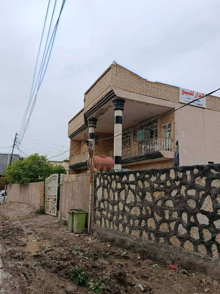 دار للبيع طابو زراعي سند٢٥ بأسمي المساحه ٣٠٠ متر طابقين  يحتوي على ثلاث غرف نوم استقبال هول ١٠ متر مطبخ صحيات داخليه وخارجيه طارمه واسعه حديقه كبيره مزروعه حمضيات وأشجار اخرى  السعر ٢٢٠ قابل للتفاوض للشراي  يقع على الشارع العام الرابط بين زوير وشارع كربلاء الرئيسي   يقع الدار على ثلاث شوارع الموقع ممتاز قريب على الكورنيش وعلى جسر بته وعلى شارع كربلاء  ***********
