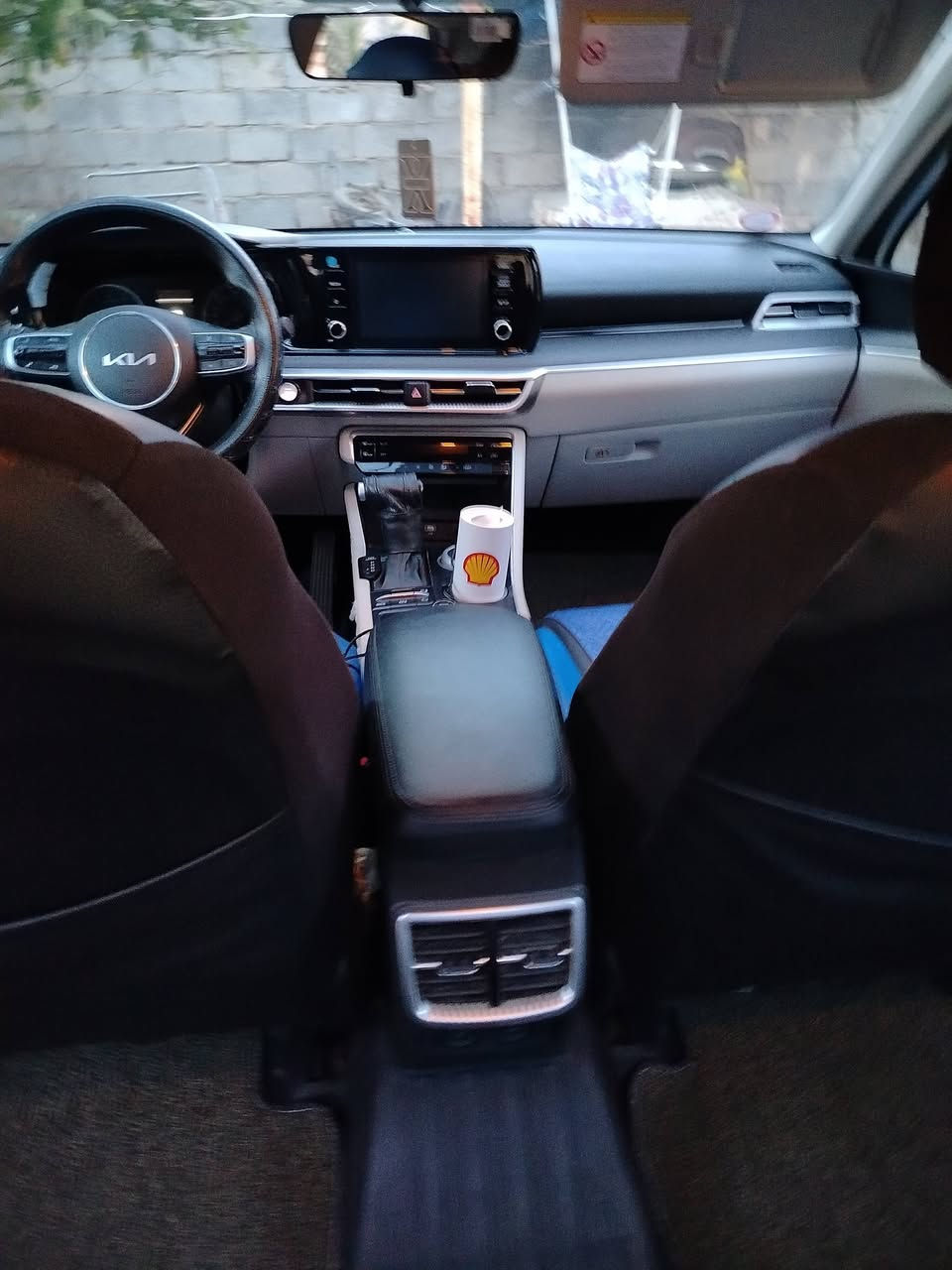 سياره K5 للبيع موديل 23 خليجي سياره بيه قطعه وحده صبغ جاملغ خلفي فقط صبغ ماشيه 87 السعر195 وبيه مجال هذا رقمي الشراي فقط يتصل ***********
