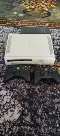 اكسبوكس 360 فات مهكر بي العاب حوالي ٢٨ لعبه وتكدر تنزل بعد معه جوستكات...