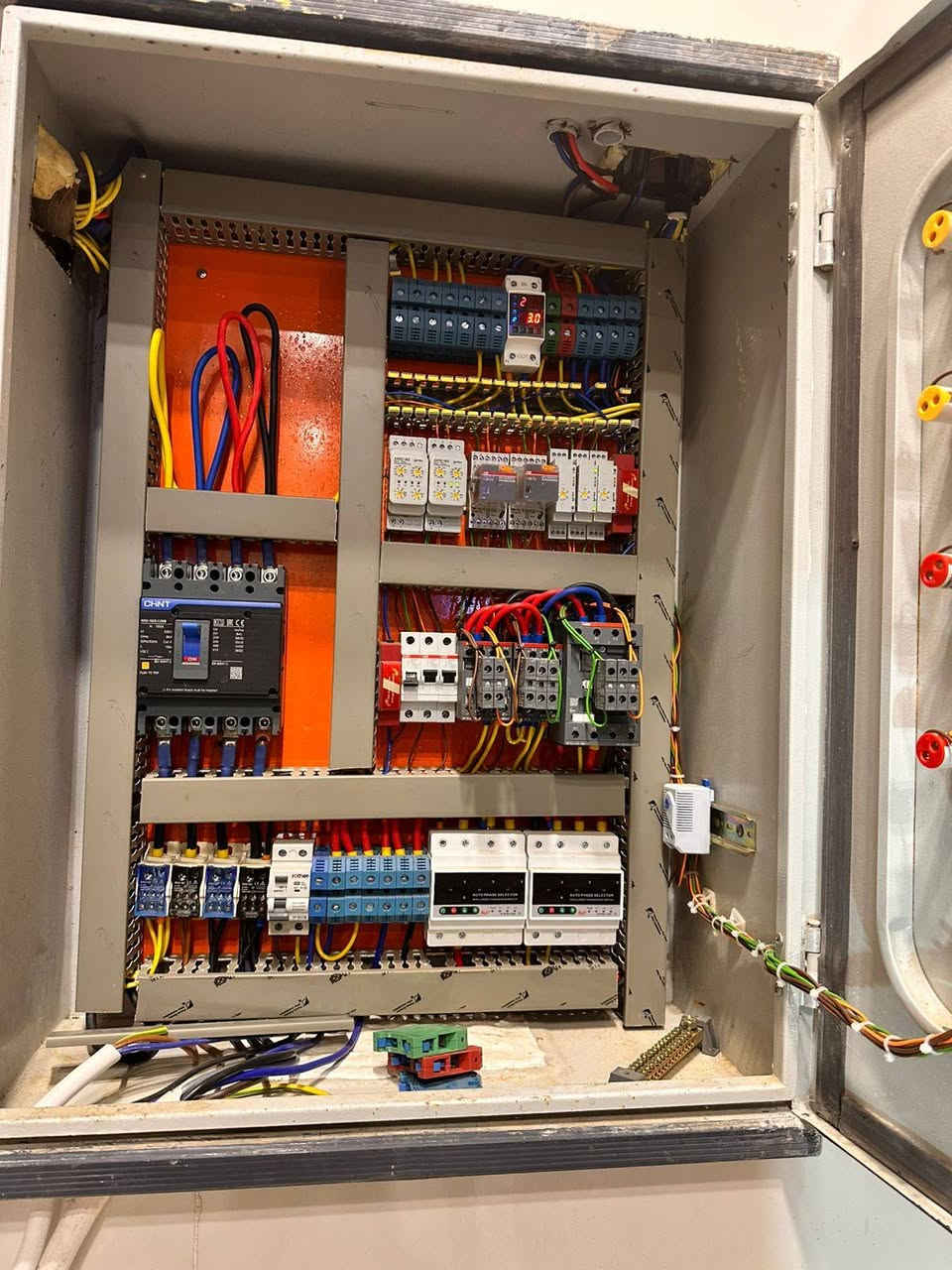 اليوم الثلاثاء الموافق 03/02/2026
تم بعون الله إكمال نصب  وتشغيل منظومة  للطاقة الشمسية في #قضاء #مندلي #سبعة #نيسان
تجهز 30 أمبير نهارا  30 أمبير ليلا وتتكون المنظومة من:-
1-ألواح شمسية عدد 15 قدرة اللوح الواحد 640 واط
2- بطارية نوع ليثيوم عدد 2 قدرتة البطارية 15 كيلو واط
3- أنفيرتر  قدرته 12 كيلو واط
4- بورد خاص بالمنظومة متكامل الحماية
5- هيكل حديد مغلون مقاوم للصدا
#ملاحظه: لانعمل ببطاريات التجميع الرديئة. 

بإدارة عمر ياسين 
وحسن سالم
للأستفسار أكثر الأتصال او مراسلة الأرقام  التالية. ‏
0771 206 0460  
***********
