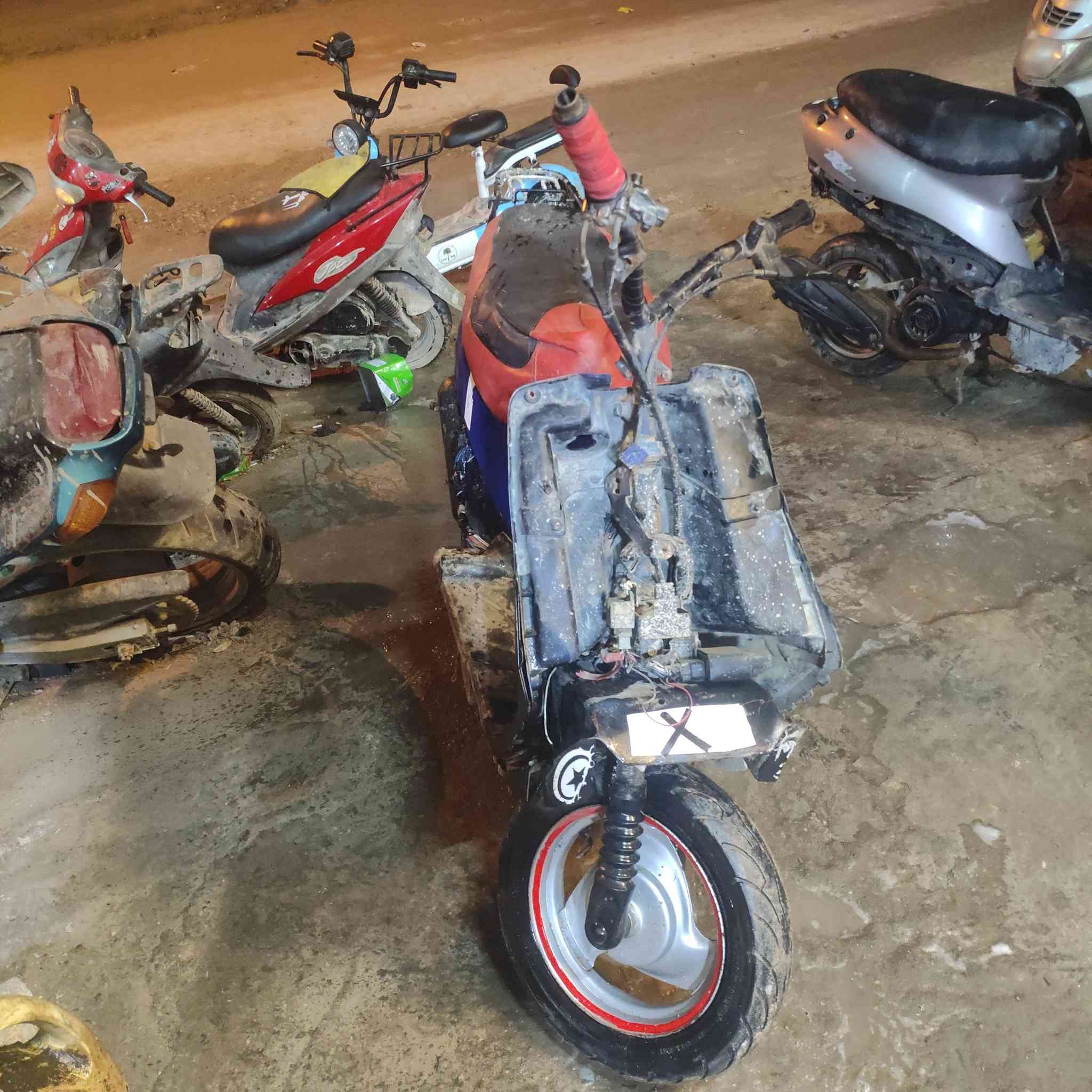 سلام عليكم شباب قجمات للبيع سعر مناسب مفتوحات مرا وحده شغالات وحلوات مانقصهن شي للبيع ولمو شراي لايتعبني مكاني قضاء المدينه ***********تسع9 ازروف سعر مناسب مكينه ناعمة
