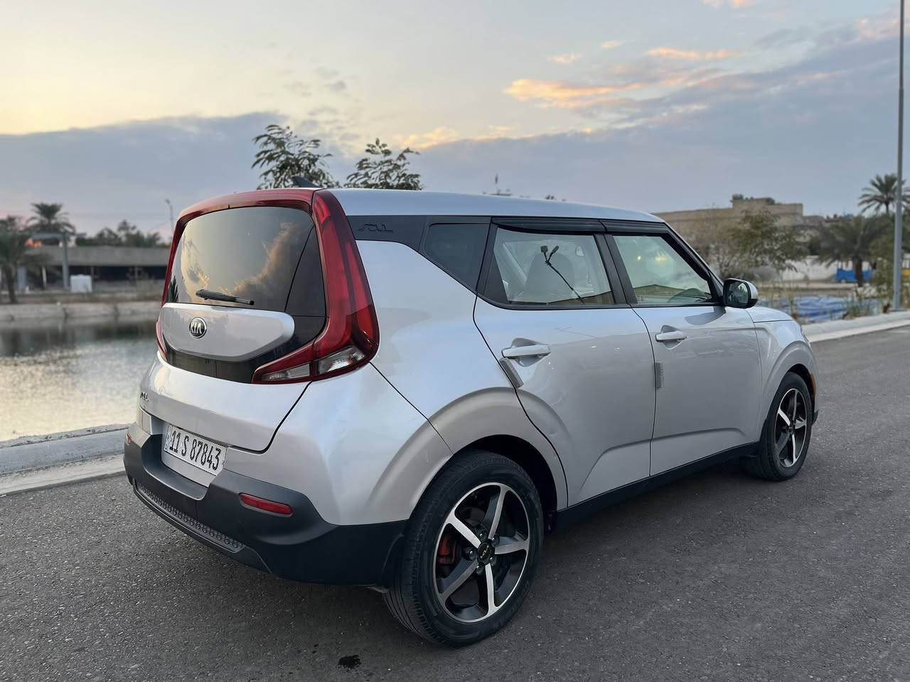 صول 2020
مواصفات عادية سويج شاشة تحكمات ستيرن 
شاشة انضمة قيادة ايكو سبورت مانع انزلاق اطفائ ذاتي 
السيارة جاهزة ضررها بنيد طاير وجاملغ خلفي فقط
مكاني بلديات او حبيبية 
سعرها 120  ماكو هيج سعر. نازل بيها اريد ابيع 
بيها مجال قليل 
استفسار واتساب اتصال 📞 
***********
