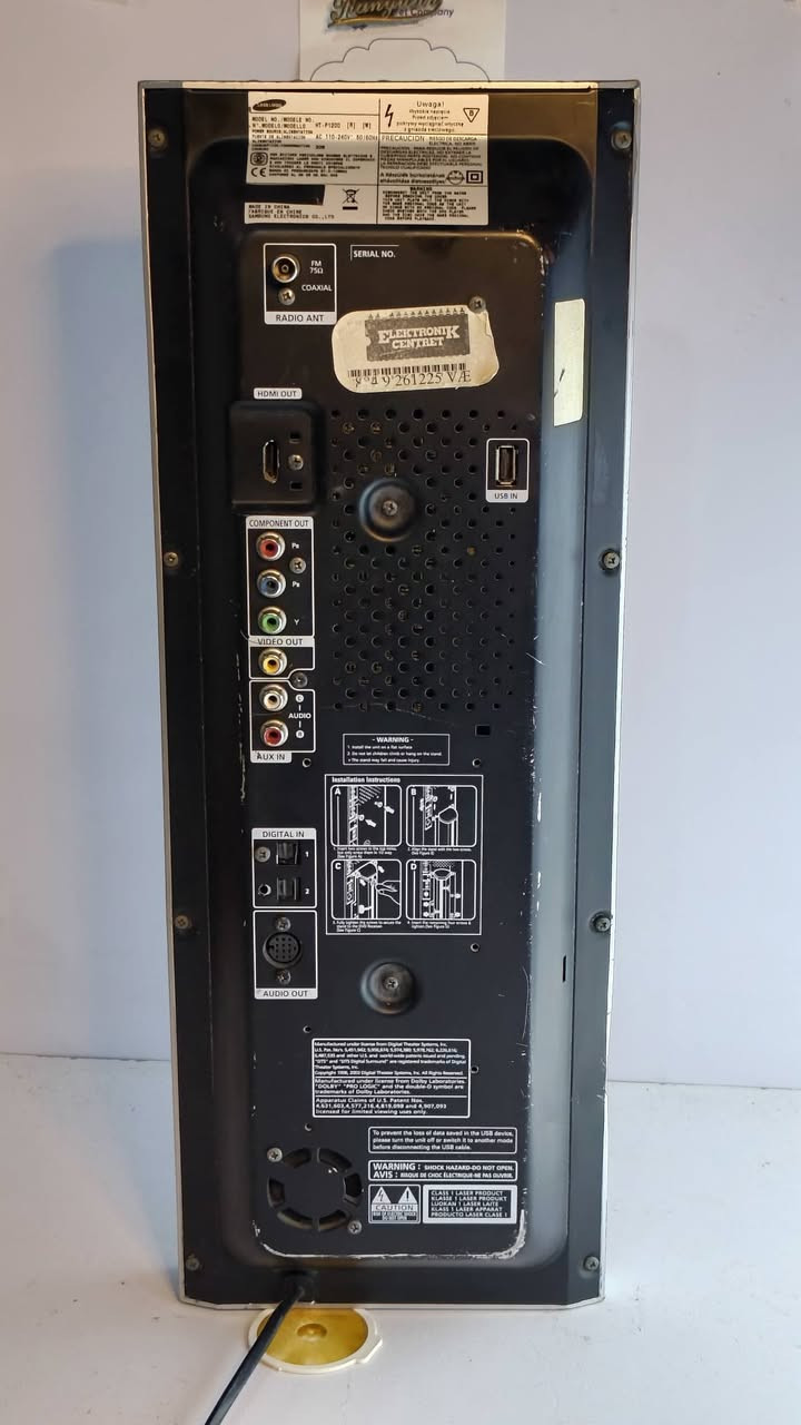 SAMSUNG 🇰🇷 (SLIM DVD CINEMA SYSTEM)
الجهاز شغال كامل لكن العدسة ضعيفة ماتقرأ والباب يفتح وينسد بس ينرادله دفعة بدون ريموت الازرار كلها شغالة 
بيه كم طخة مأشر عليها بالصور ما تضر شي 
الجهاز نضيف وسعره حلاوة طبعا 
فقط 25 الف ومتوفر توصيل لجميع انحاء العراق ✨
. 
. 
. 
النوع: مسرح منزلي (Home Theater)
النظام الصوتي: 2.1 قناة (سماعتين + صب ووفر)
القدرة الصوتية الكلية: حوالي 800 واط (PMPO) (القوة الفعلية أقل)
تصميم نحيف (Slim Design)
مشغل أقراص: DVD
يدعم:
DVD / DVD±R / DVD±RW
CD / CD-R / CD-RW
صيغ الفيديو:
AVI
MPEG
DivX
صيغ الصوت:
MP3
WMA
تقنية USB Direct Play (تشغيل مباشر من الفلاش)
دعم Dolby Digital
تحكم عن بعد (ريموت)
راديو FM


**إذا كنت صاحب هذا الإعلان وتريد حذفه لأي سبب، رجاءا أرسل رسالة إلى الدعم الفني**