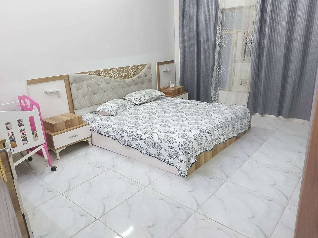 السلام عليكم 105وبي مجال مشتمل للبيع المساحة 50 متر 5*10 الموقع حي الجهاد الشارع المقابل مكتب الشارقة قرب مدرسة البيداء يتكون من استقبال مطبخ وخدمات والطابق الثاني 2غرفة وبيتونة وسطح علما البيت باسمي طابو صرف على العامرية مسلح للاتصال على الرقم ***********/ وتساب متوفر
