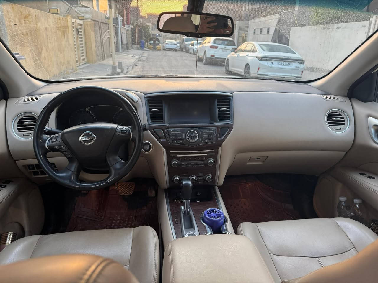 السلام عليكم 
اخوان عندي باثفيندر موديل ٢٠٢٠ السيارة خليجية وماشية ٥٥ الف كيلو تخم تاير نضيف صدر جديد بانوراما كشنات كهرباء داخل جلد السيارة بيها باب خلفي ايمن مبدل وباب امامي ايمن بس صبغ بيها ملاحظات بسيطة بالكشر اكرر السيارة خليجية وعلى أيدي  من هي زيرو ورقم بغداد مرتب تخم ويل كب السيارة سعرها ١٧٥٠٠ يعني ١٧٥ ورقةومكانها بغداد الجديدة او الكرادة رقم الهاتف ***********
