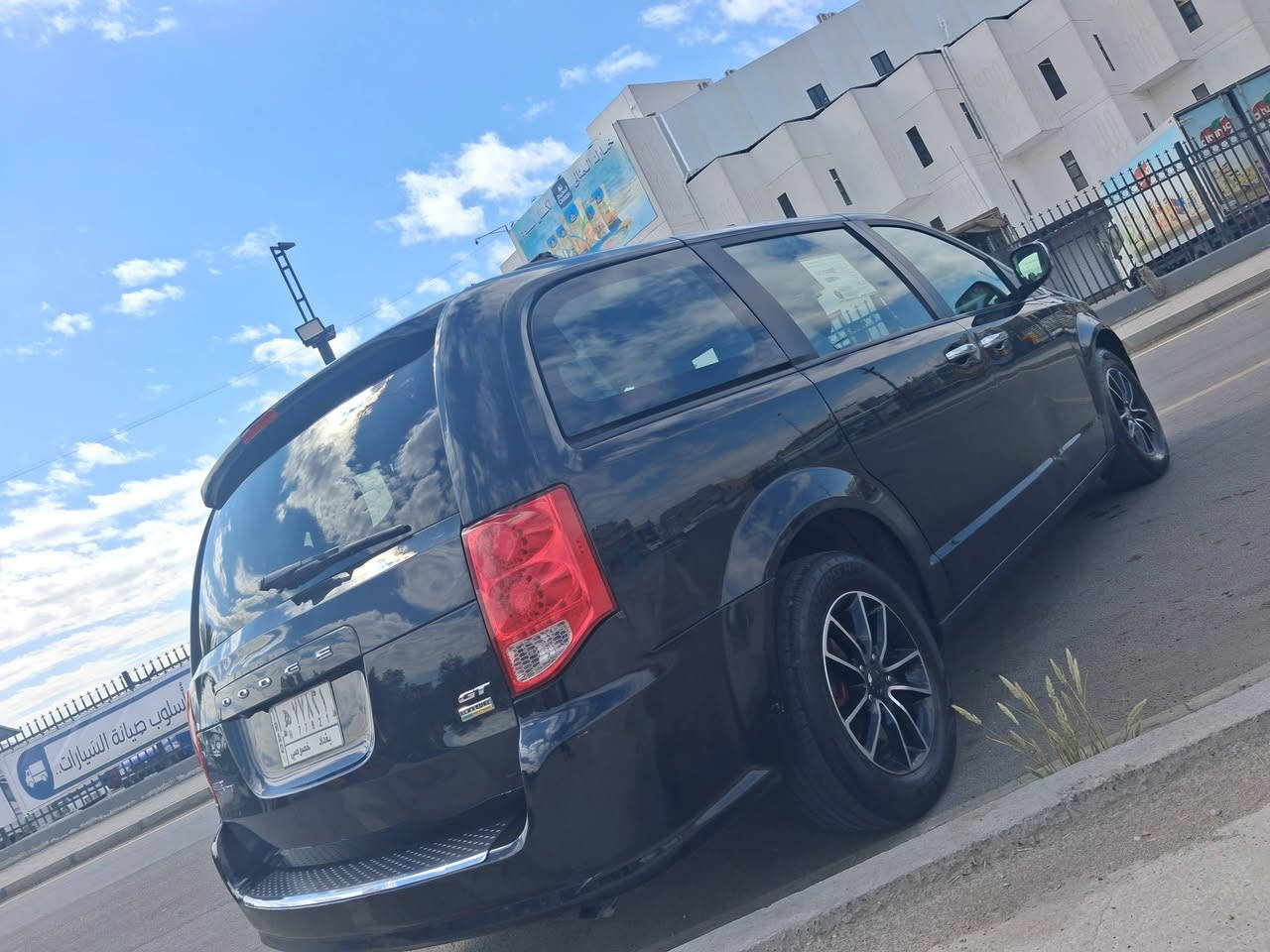 سلام عليكم دوج كرفان للبيع موديل 2018  رقم بغداد  فول مواصفات ترحيب أبواب كهرباء كشنات كهرباي  حادثها أمريكي جاملغ وبنيد  فقط  باقي سياره مكفوله. من كير مكينه.  صدر امامي خلفي.  جديد.  تخم تاير. جديد يعني السياره جاهزه من كلشي. مكاني. بغداد.   السعر.     ١٥٥ وبيه مجال.  ***********  اني. مكلف بل نشر.
